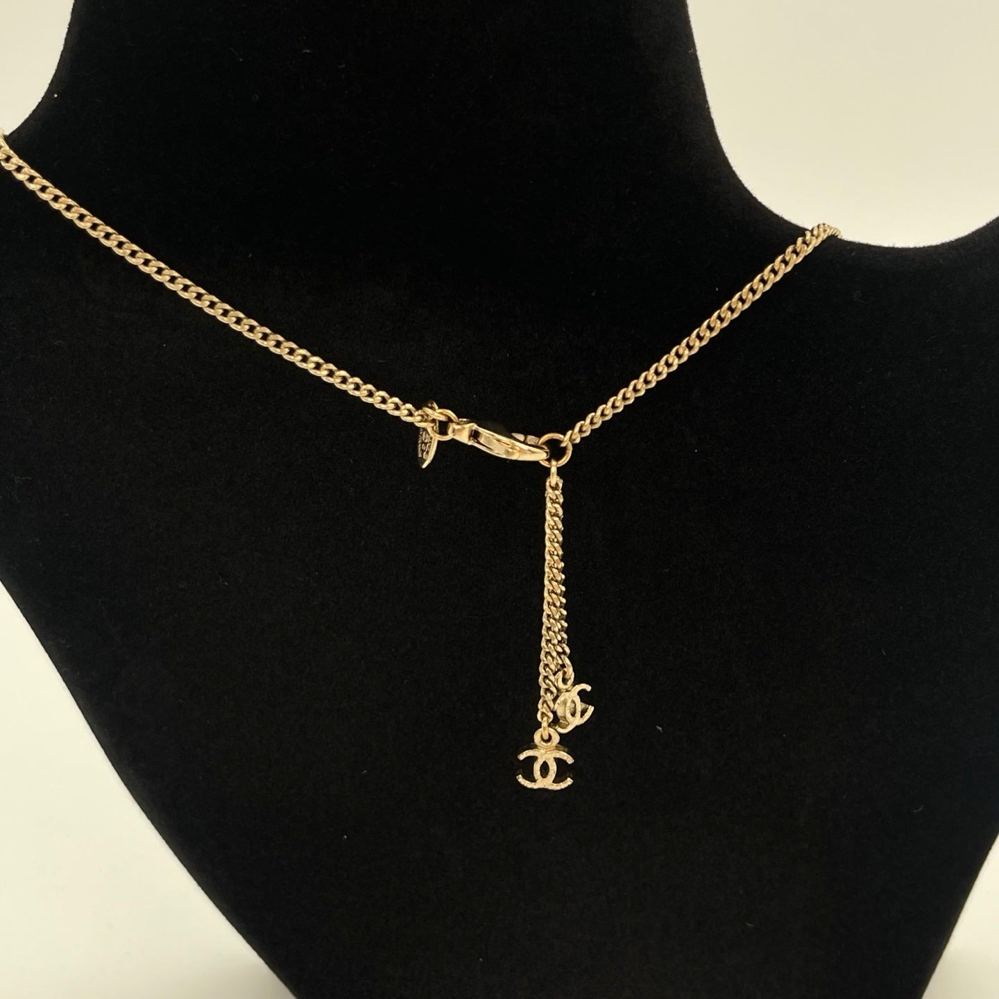 Chanel Pale Gold Embossed Pearl Necklace [Used]