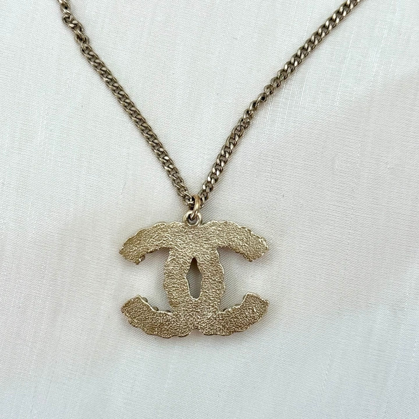 Chanel Pale Gold Embossed Pearl Necklace [Used]