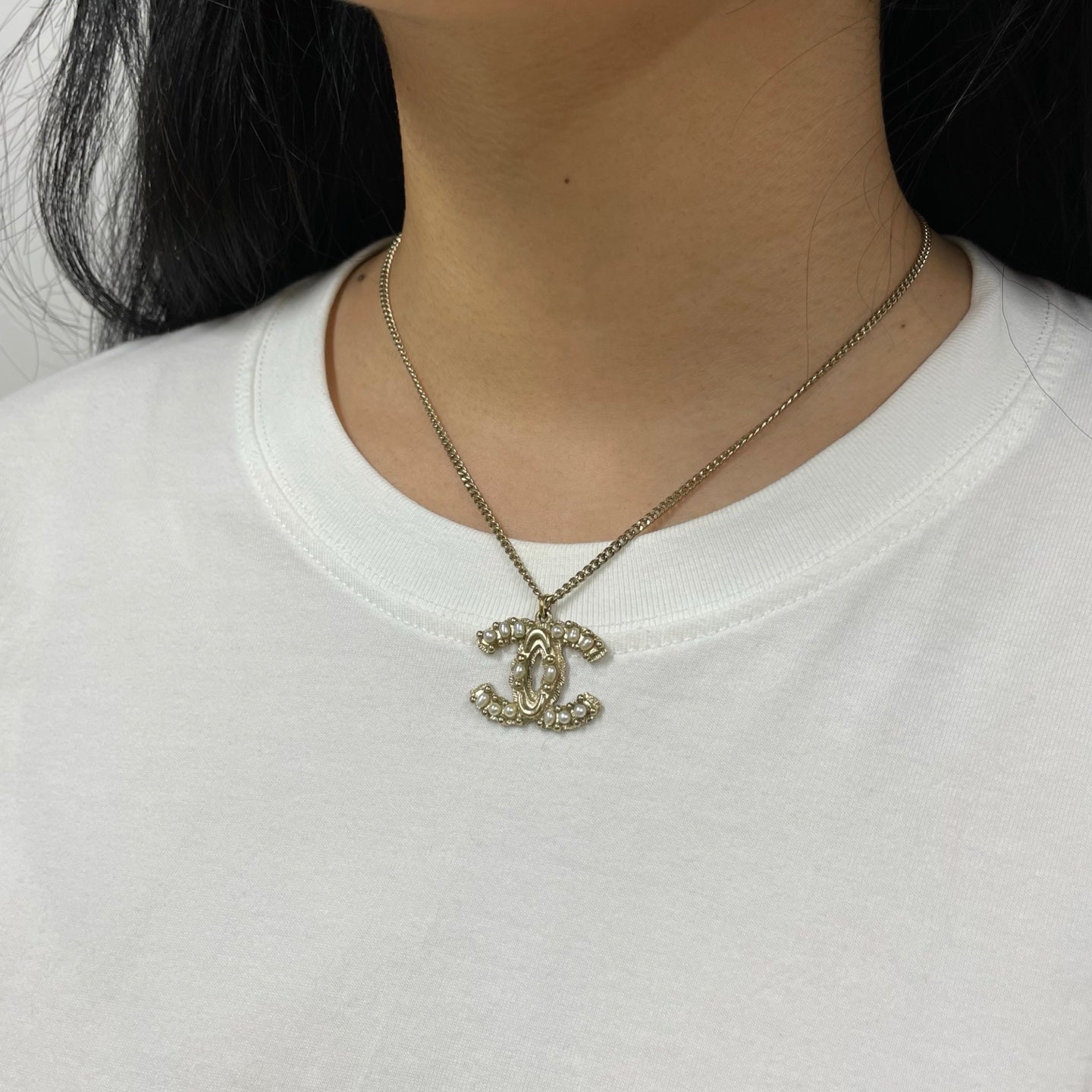 Chanel Pale Gold Embossed Pearl Necklace [Used]