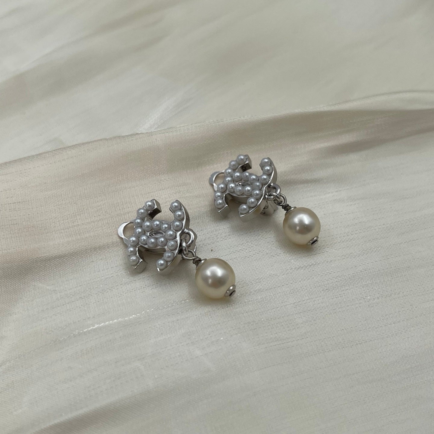Chanel CC Logo Pearl Drop Earrings[Used]