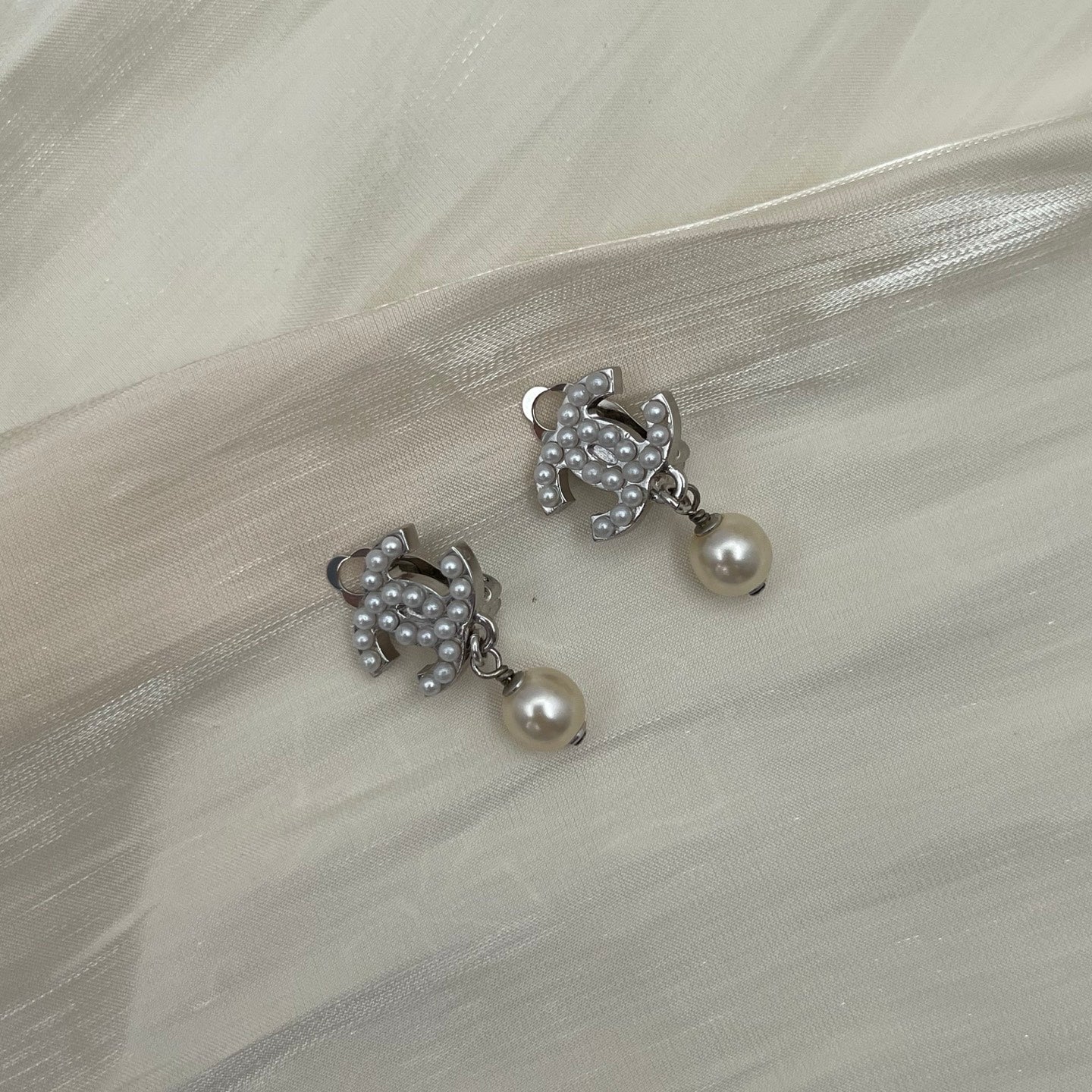 Chanel CC Logo Pearl Drop Earrings[Used]