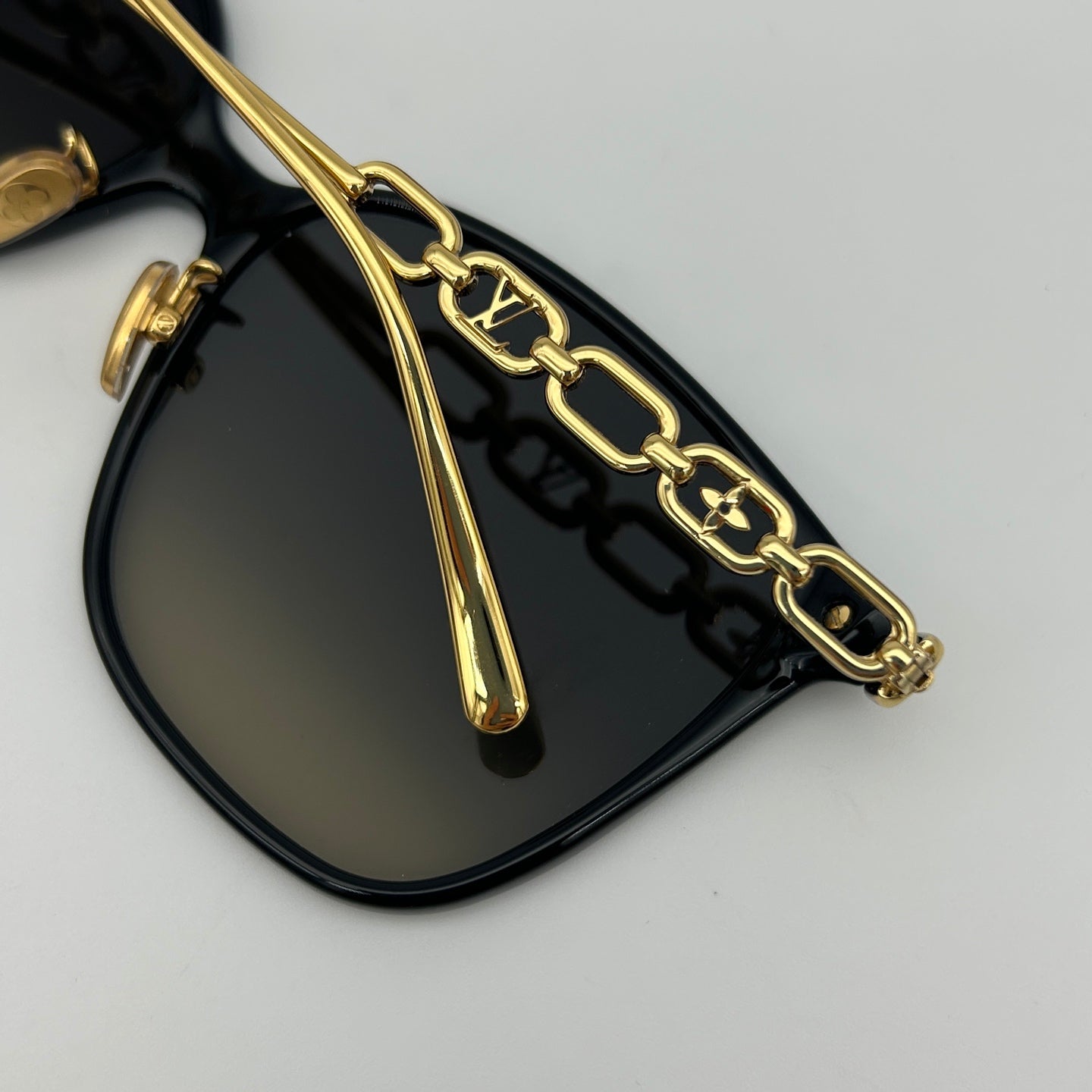 Louis Vuitton Z1911U Black & Gold Oversized Sunglasses [Used]