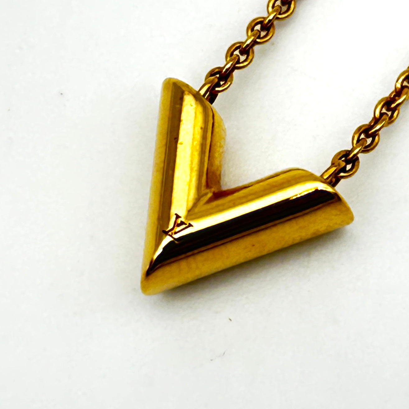 Louis Vuitton Essential V Gold Necklace [Used]