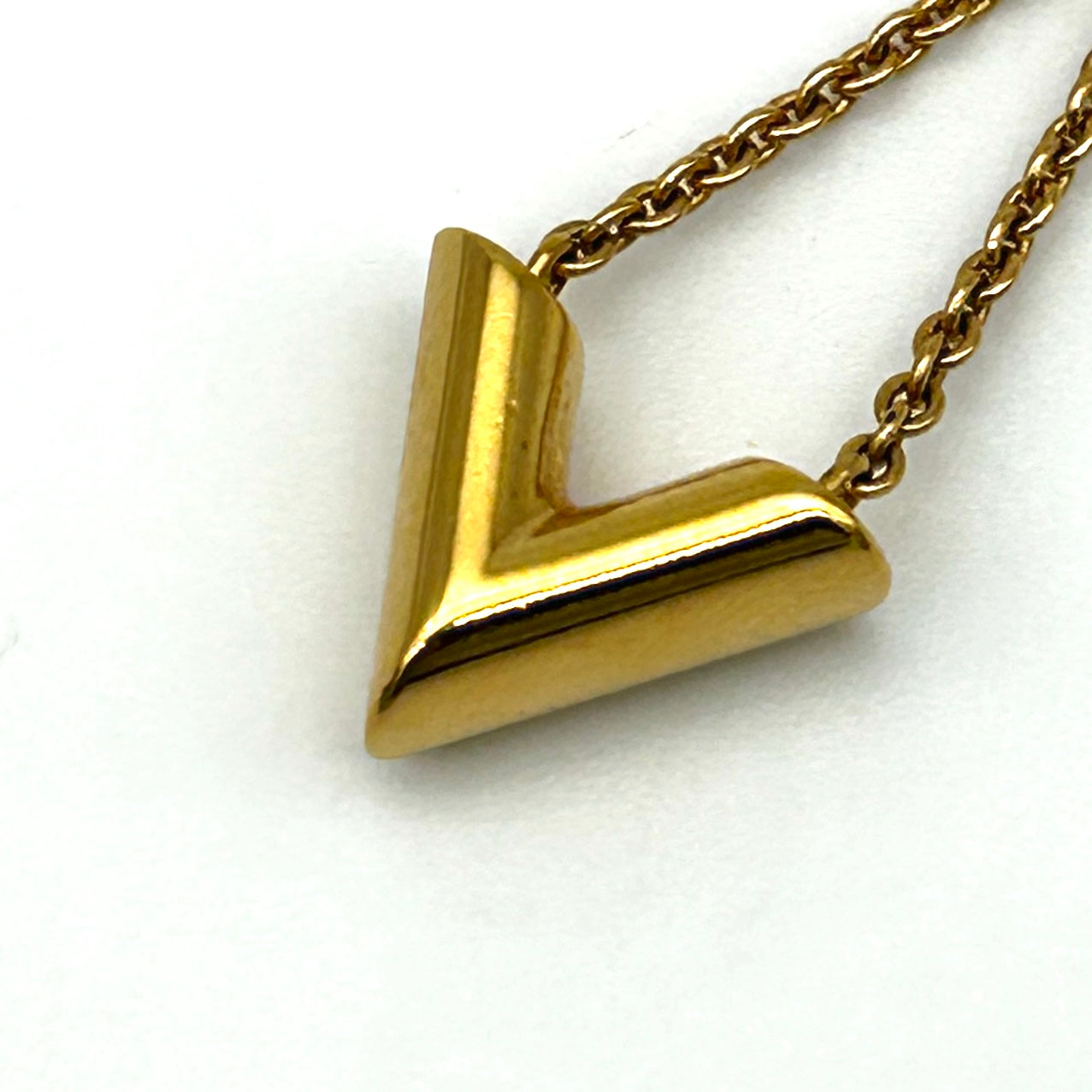 Louis Vuitton Essential V Gold Necklace [Used]