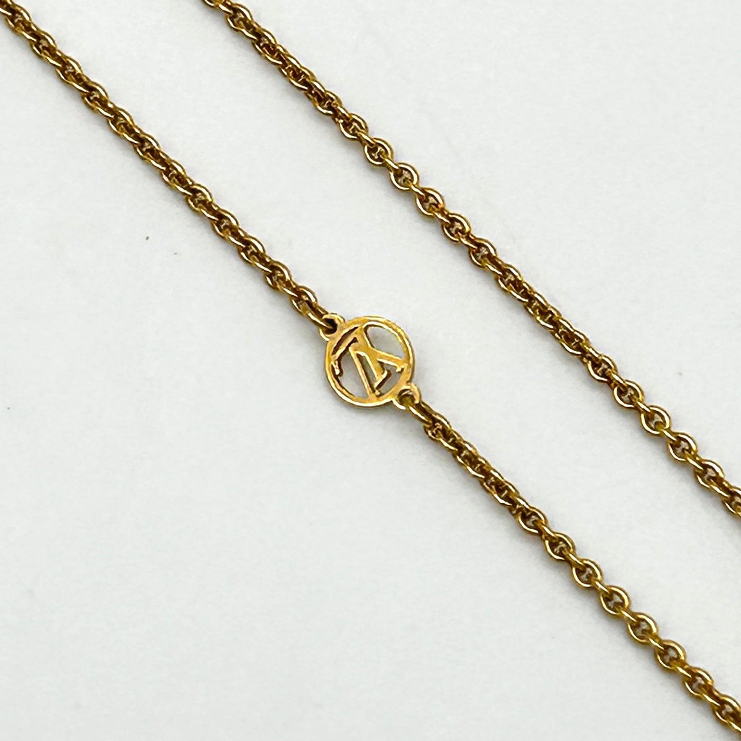 Louis Vuitton Essential V Gold Necklace [Used]