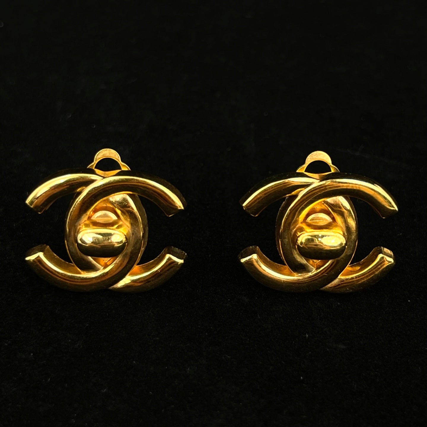 Chanel CC Turnlock Clip-On Earrings Gold 96P [Used]