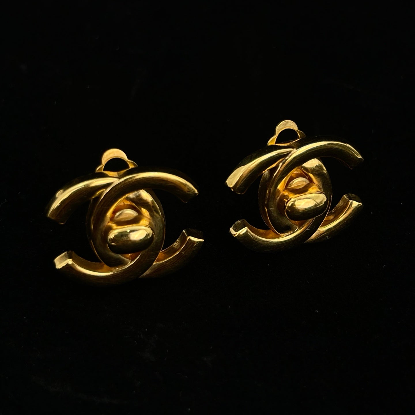 Chanel CC Turnlock Clip-On Earrings Gold 96P [Used]