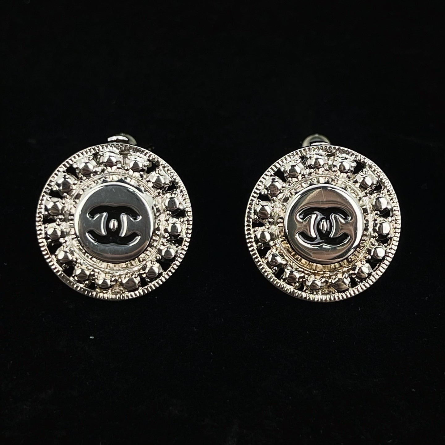 Chanel CC Round Button Clip-On Earrings Black Silver 07P [Used]