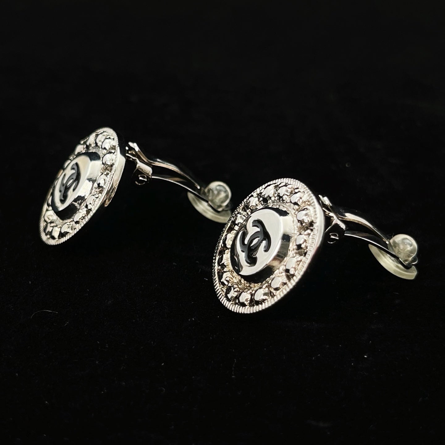 Chanel CC Round Button Clip-On Earrings Black Silver 07P [Used]