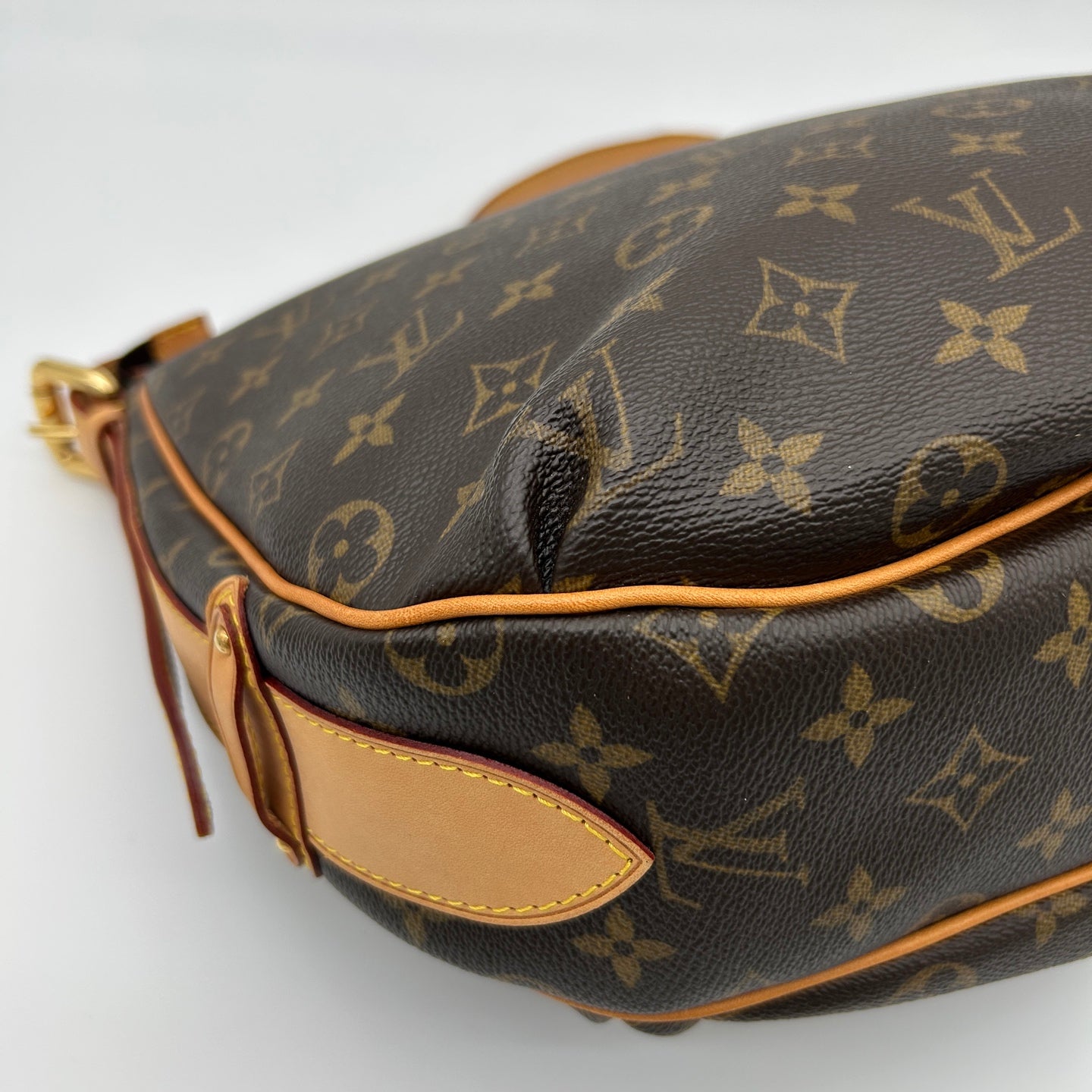 Louis Vuitton Saumur Monogram Crossbody Bag [Used]