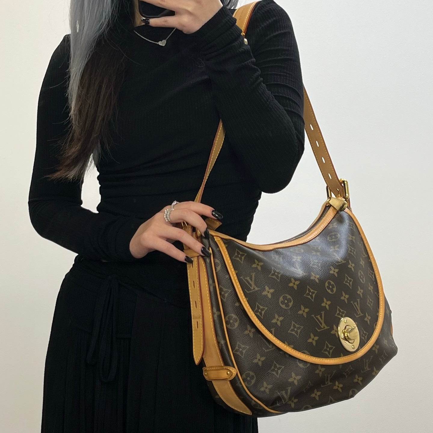 Louis Vuitton Saumur Monogram Crossbody Bag [Used]