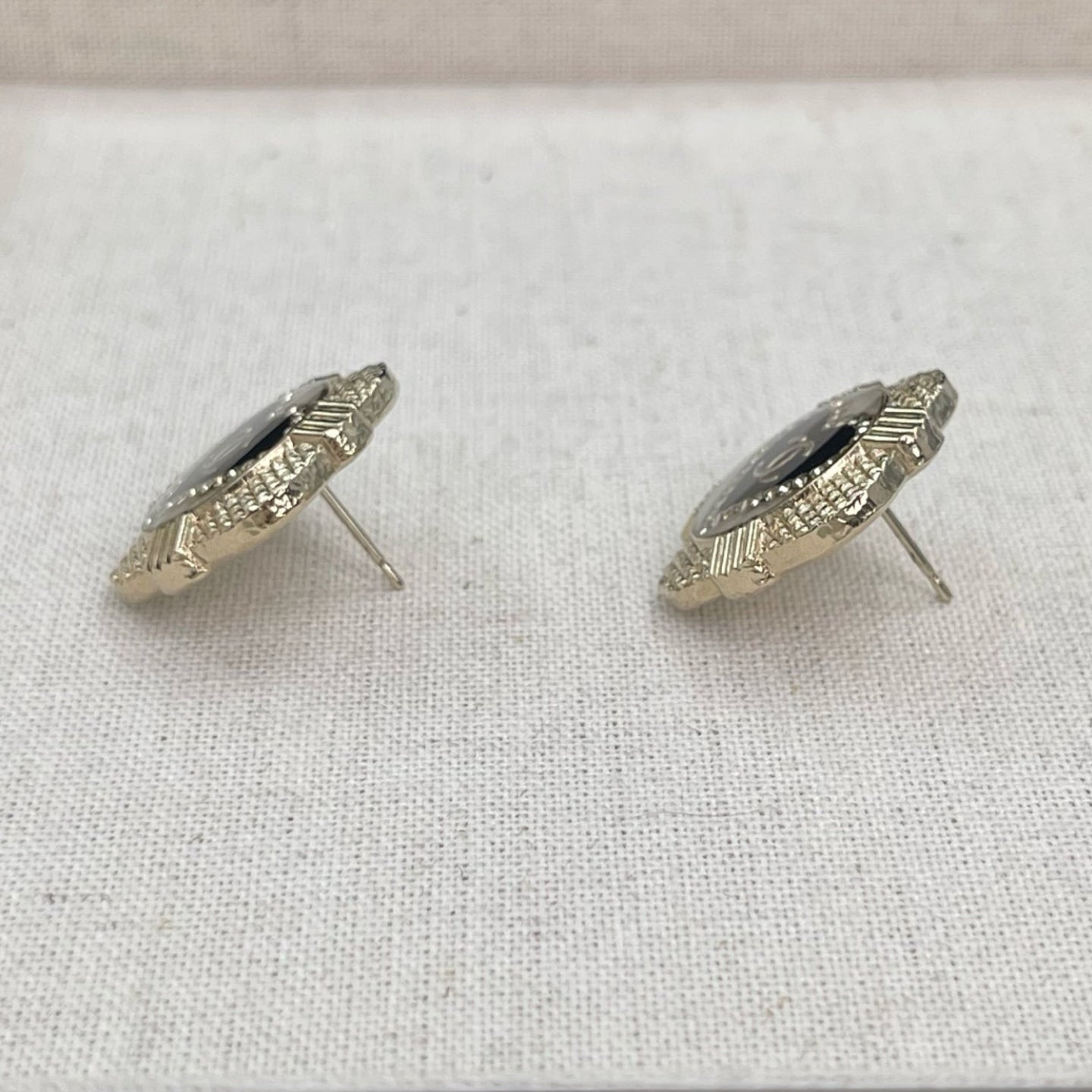 Chanel Métiers d’Art Black Gold Heart CC Earrings [Used]