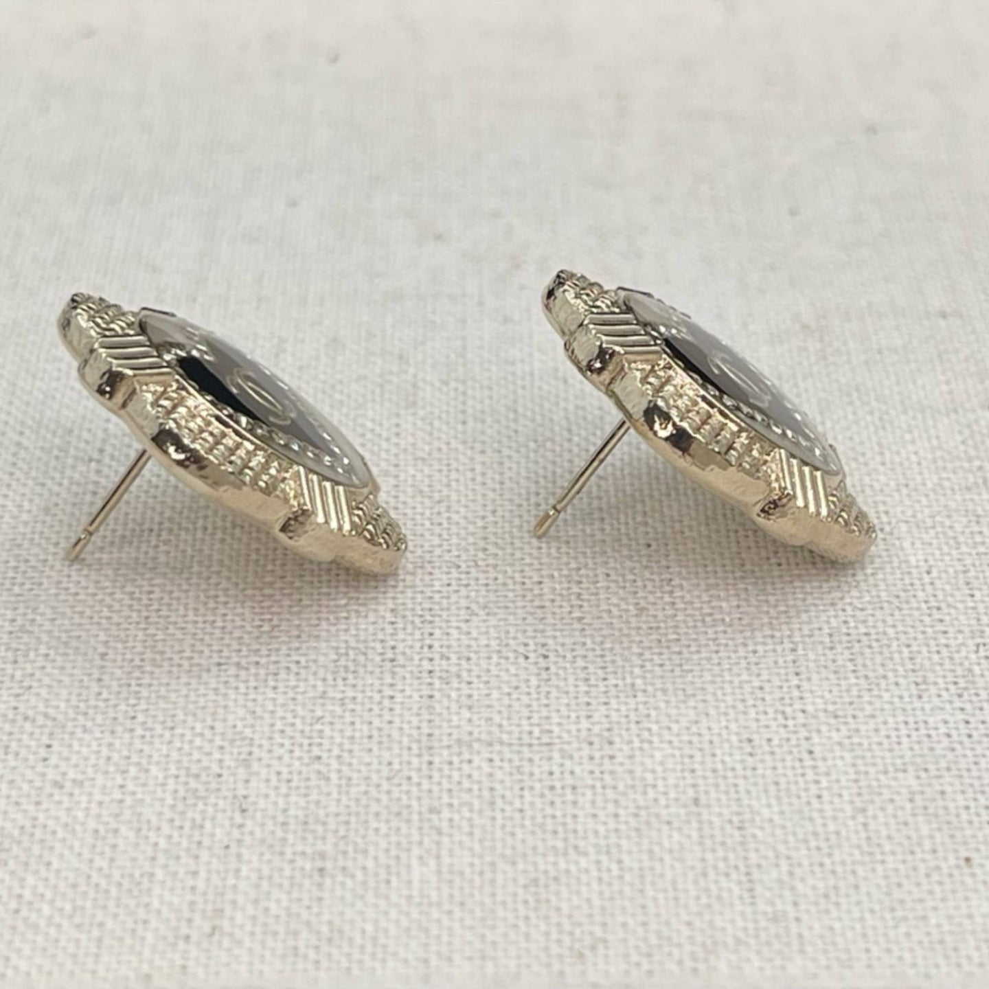 Chanel Métiers d’Art Black Gold Heart CC Earrings [Used]