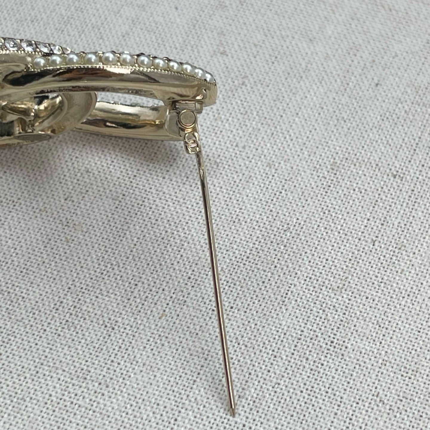 Chanel Silver Rhinestone & Faux Pearl CC Brooch [Used]