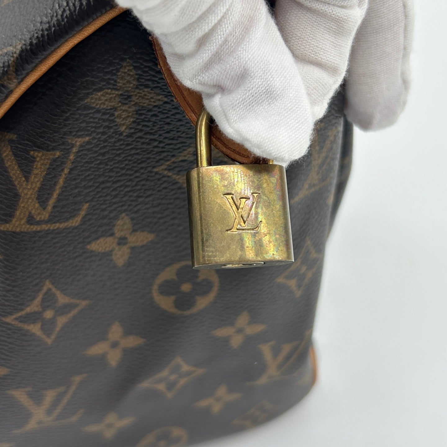 Louis Vuitton Monogram Speedy 25 Handbag [Used]