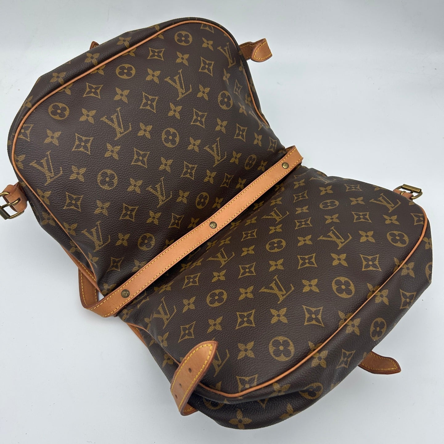 Louis Vuitton Monogram Saumur 30 Messenger Bag [Used]