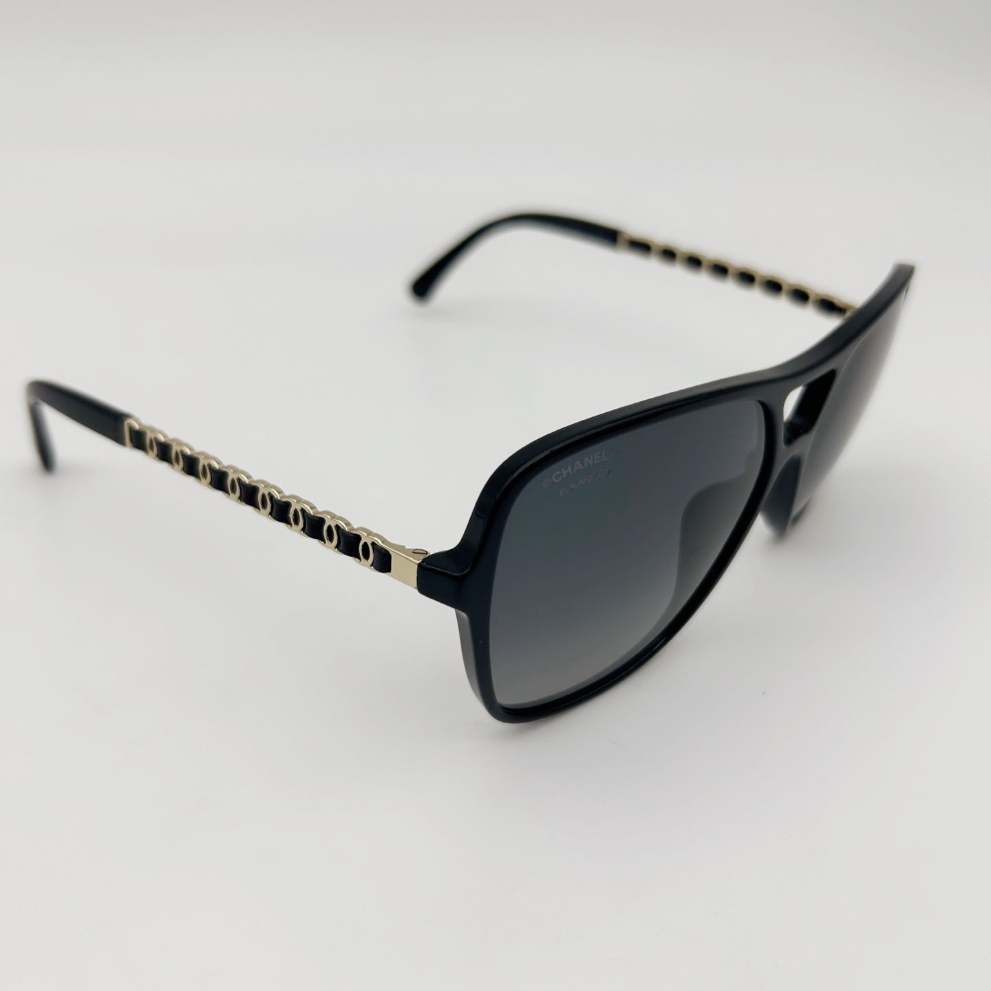 CHANEL Black CC Logo Polarized Sunglasses – Black / Grey Gradient [Used]