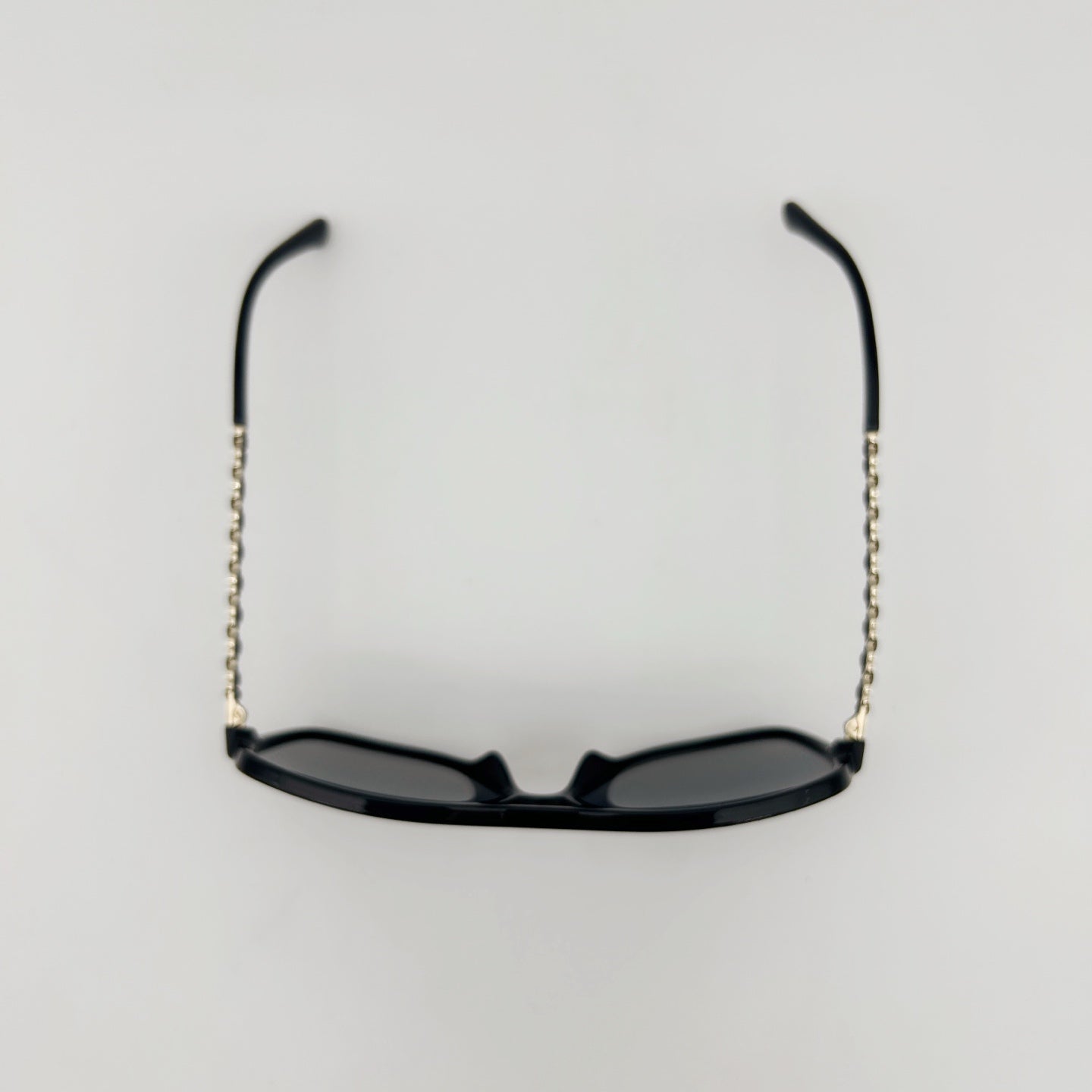 CHANEL Black CC Logo Polarized Sunglasses – Black / Grey Gradient [Used]