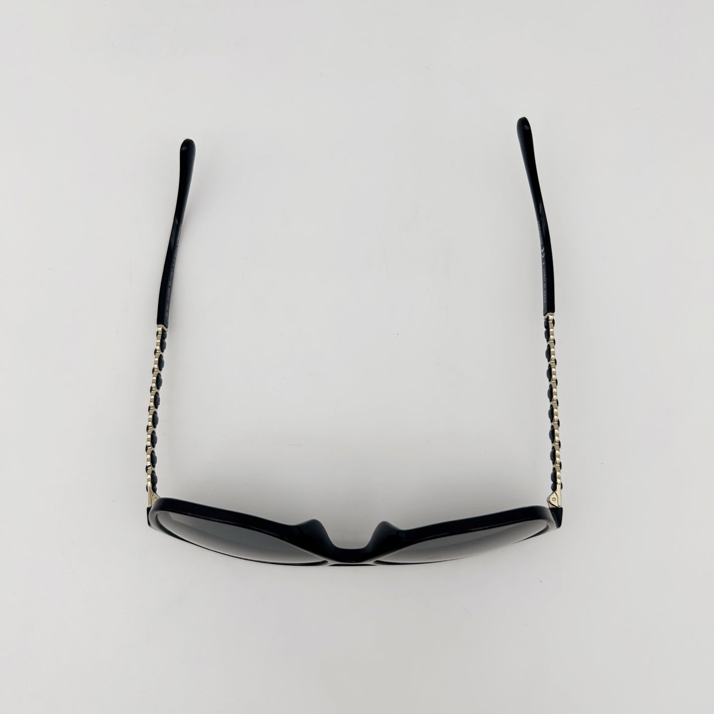 CHANEL Black CC Logo Polarized Sunglasses – Black / Grey Gradient [Used]