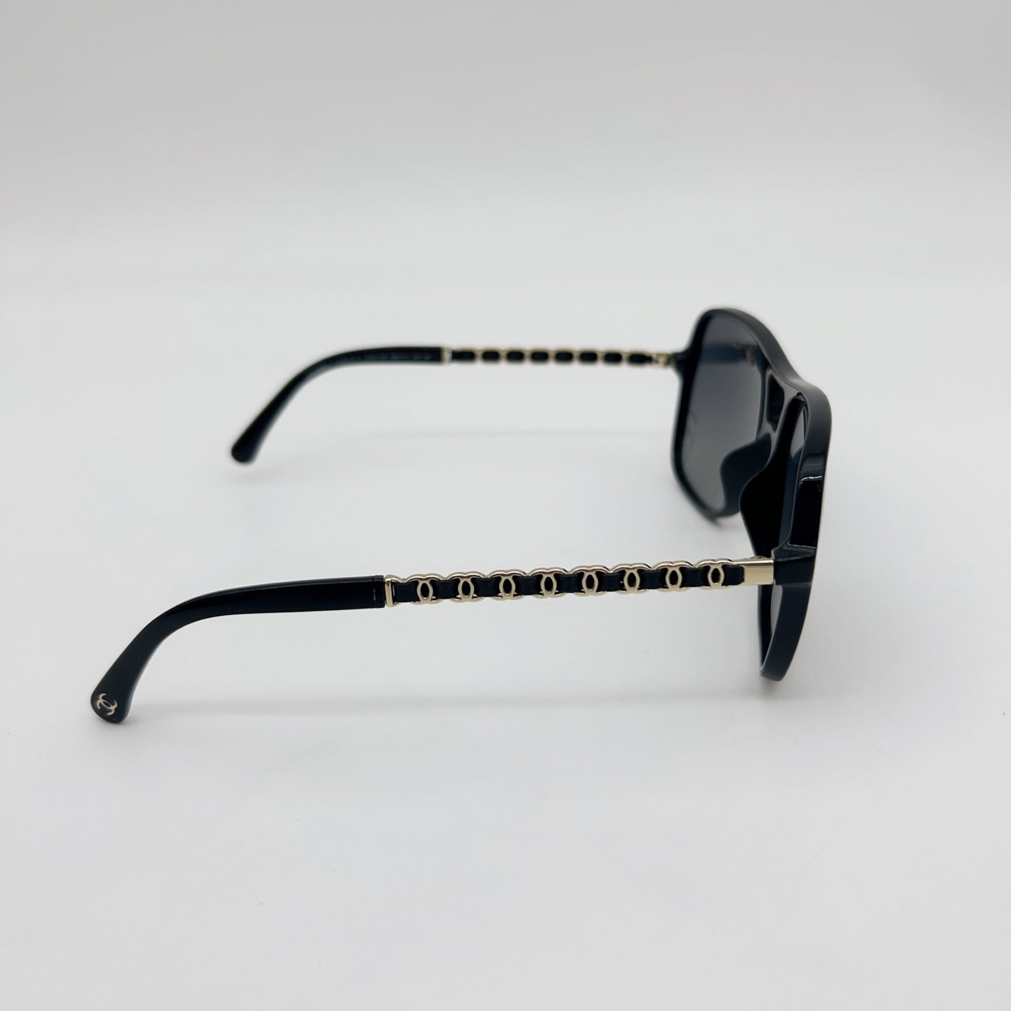 CHANEL Black CC Logo Polarized Sunglasses – Black / Grey Gradient [Used]
