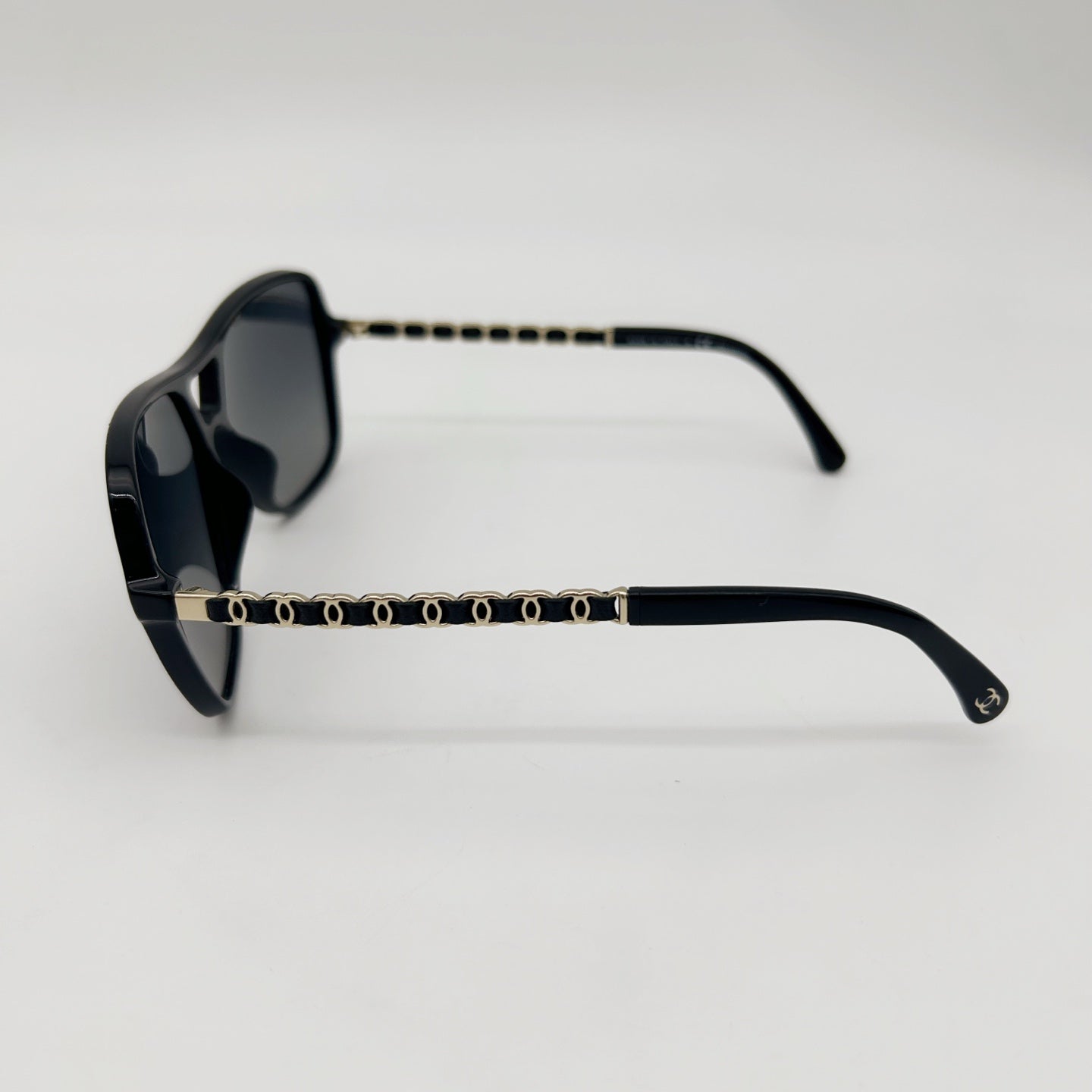 CHANEL Black CC Logo Polarized Sunglasses – Black / Grey Gradient [Used]