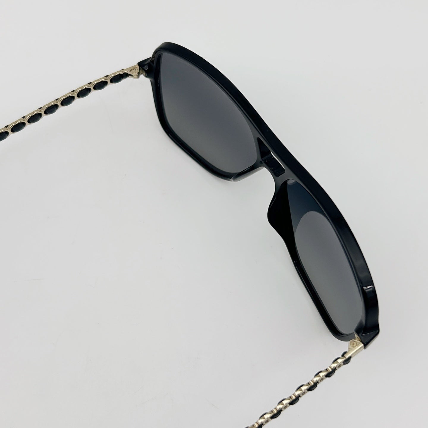 CHANEL Black CC Logo Polarized Sunglasses – Black / Grey Gradient [Used]