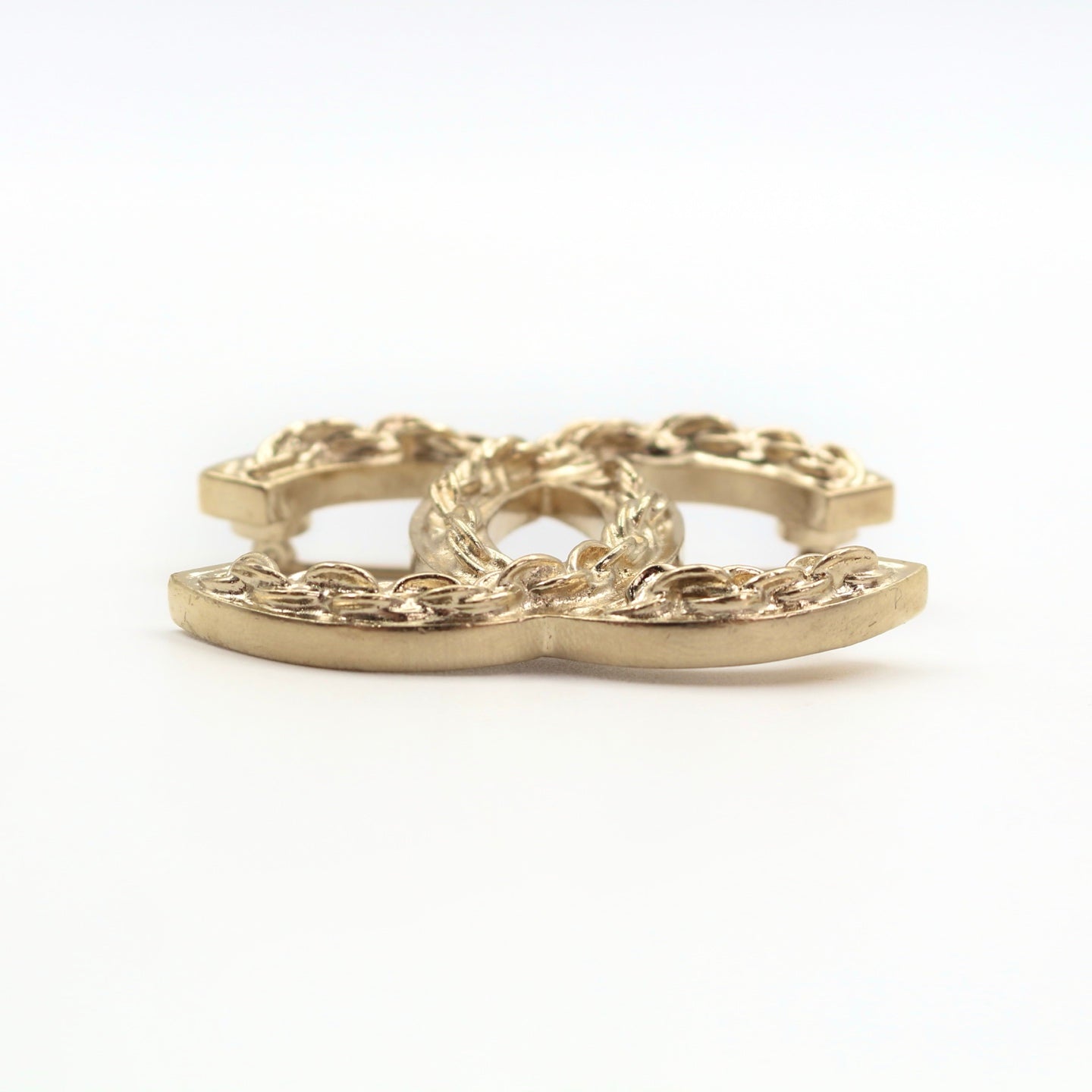 CHANEL Chain-Embossed CC Brooch – Gold Tone A14S [Used]