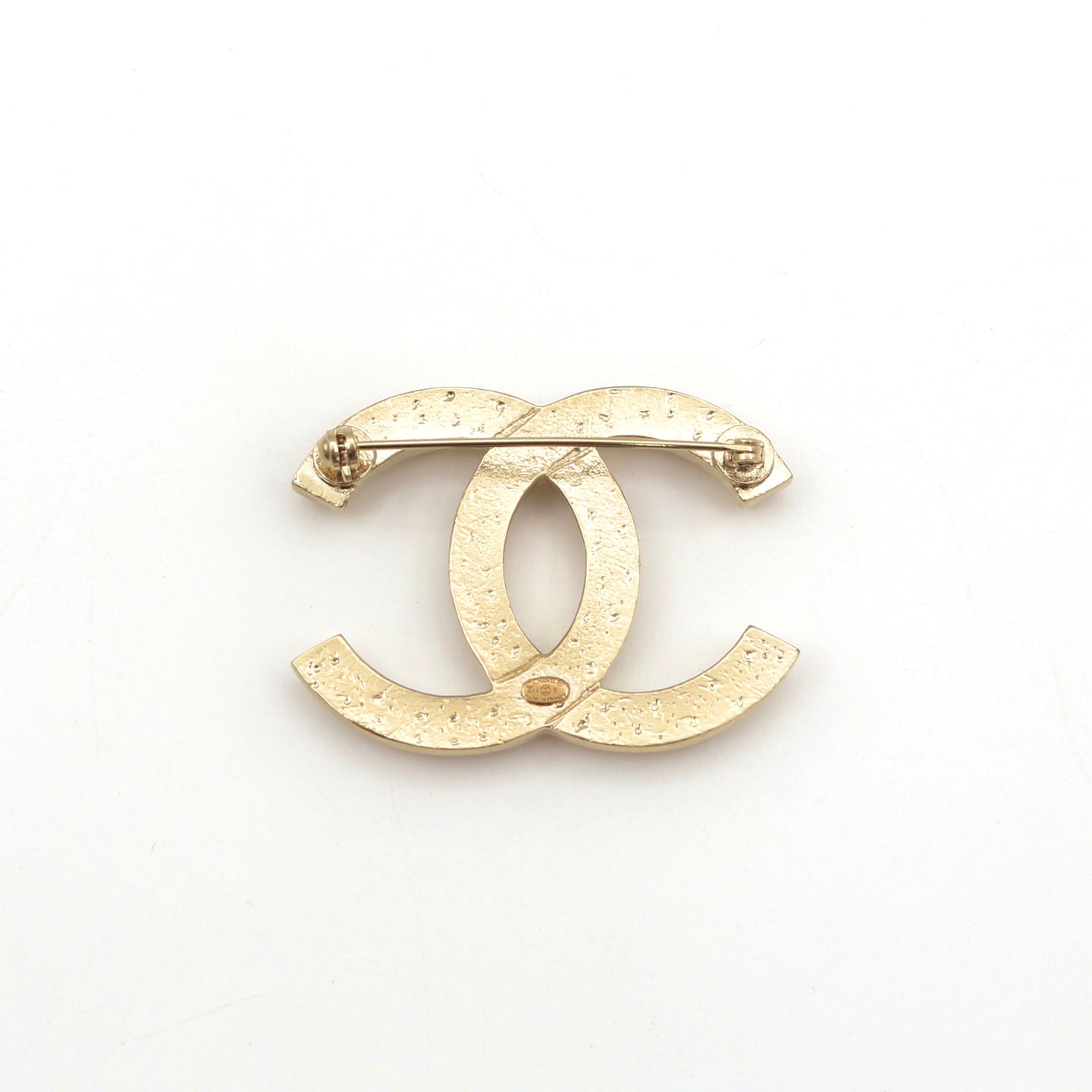 CHANEL Chain-Embossed CC Brooch – Gold Tone A14S [Used]