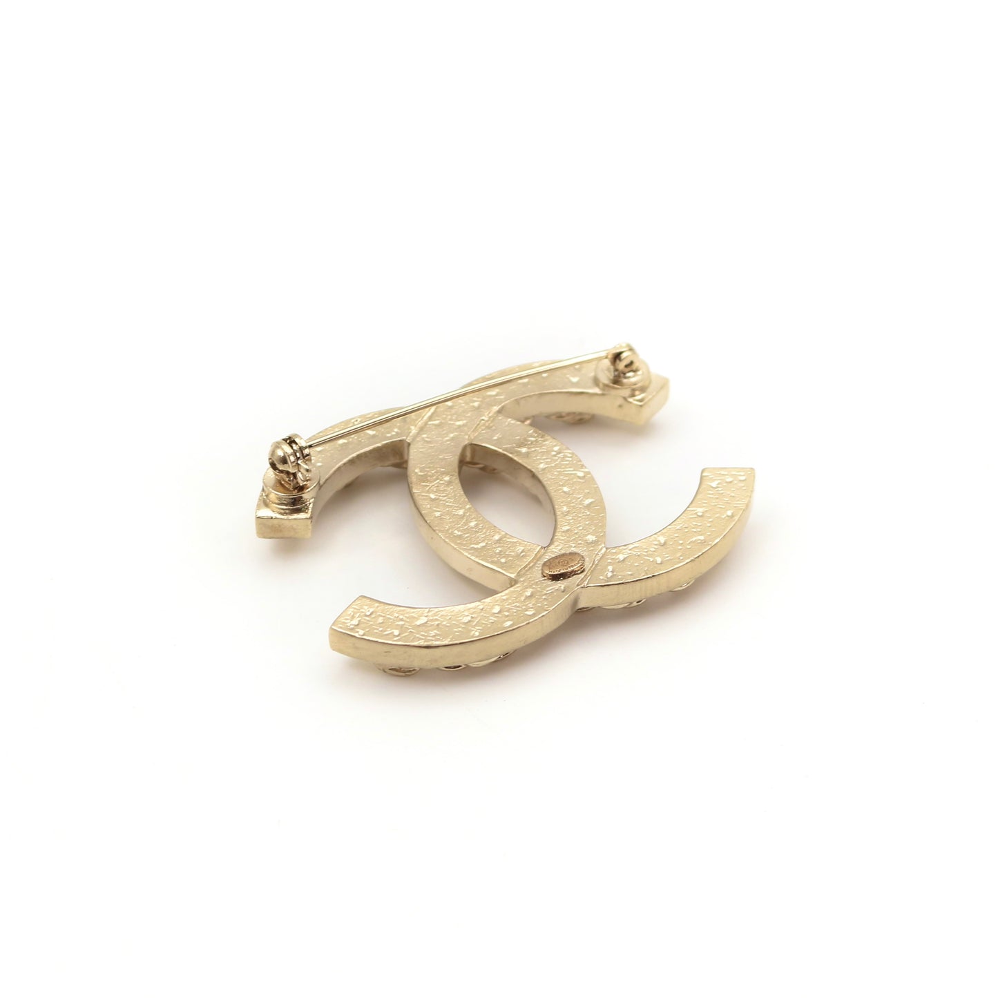 CHANEL Chain-Embossed CC Brooch – Gold Tone A14S [Used]
