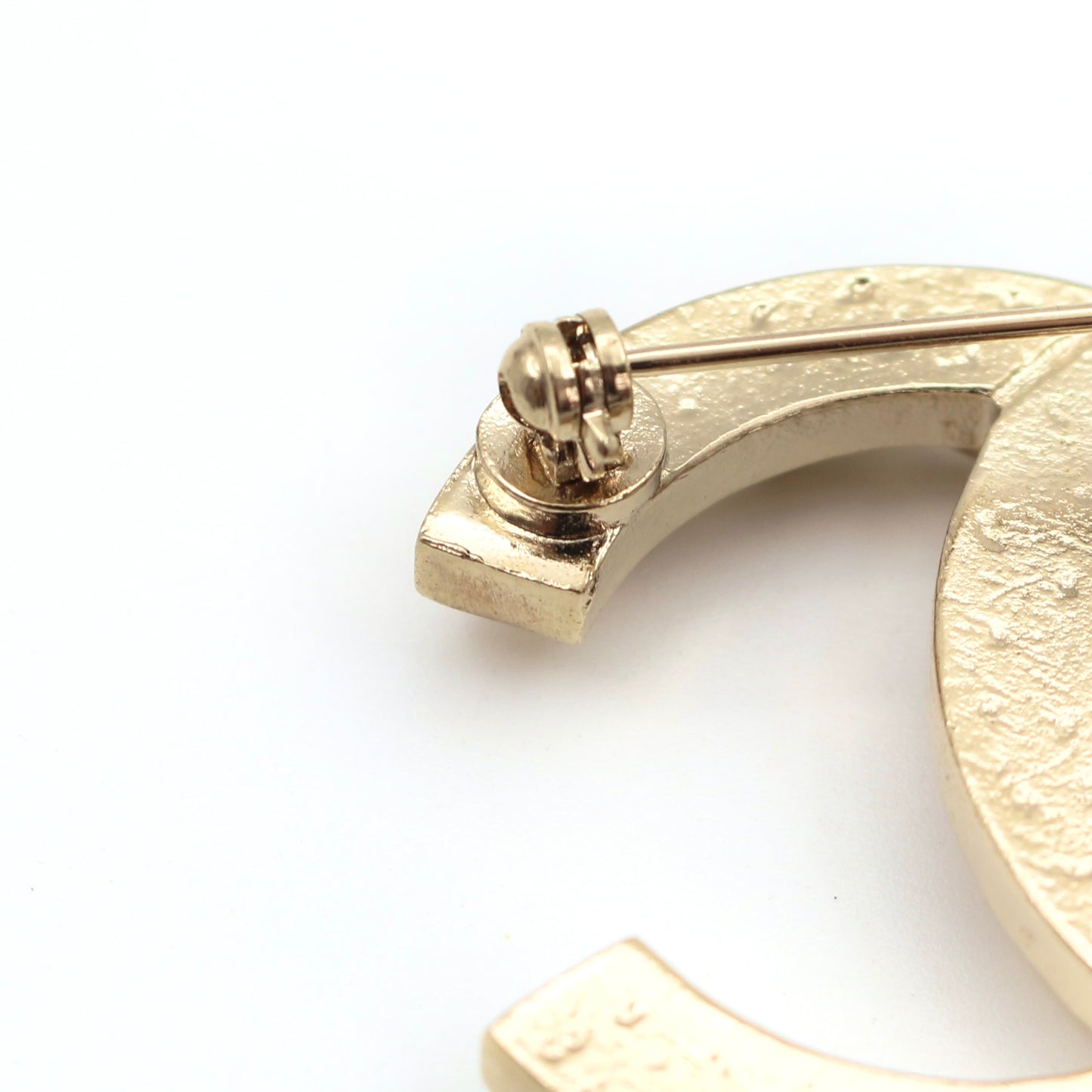 CHANEL Chain-Embossed CC Brooch – Gold Tone A14S [Used]