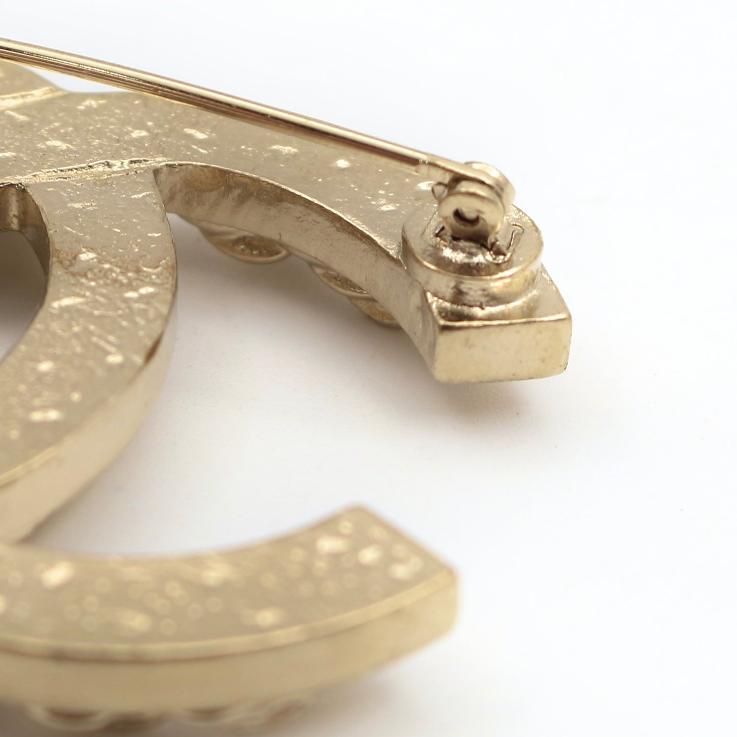 CHANEL Chain-Embossed CC Brooch – Gold Tone A14S [Used]