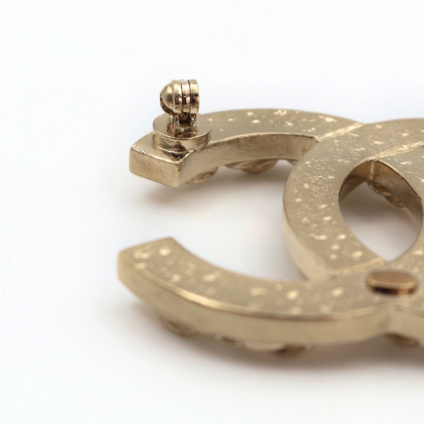 CHANEL Chain-Embossed CC Brooch – Gold Tone A14S [Used]