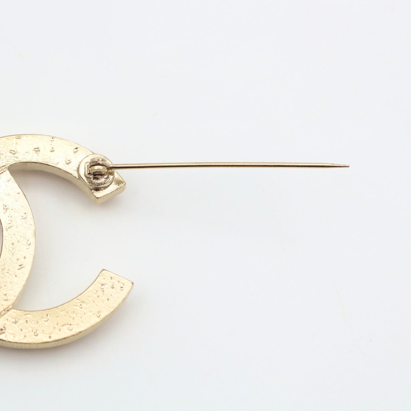 CHANEL Chain-Embossed CC Brooch – Gold Tone A14S [Used]