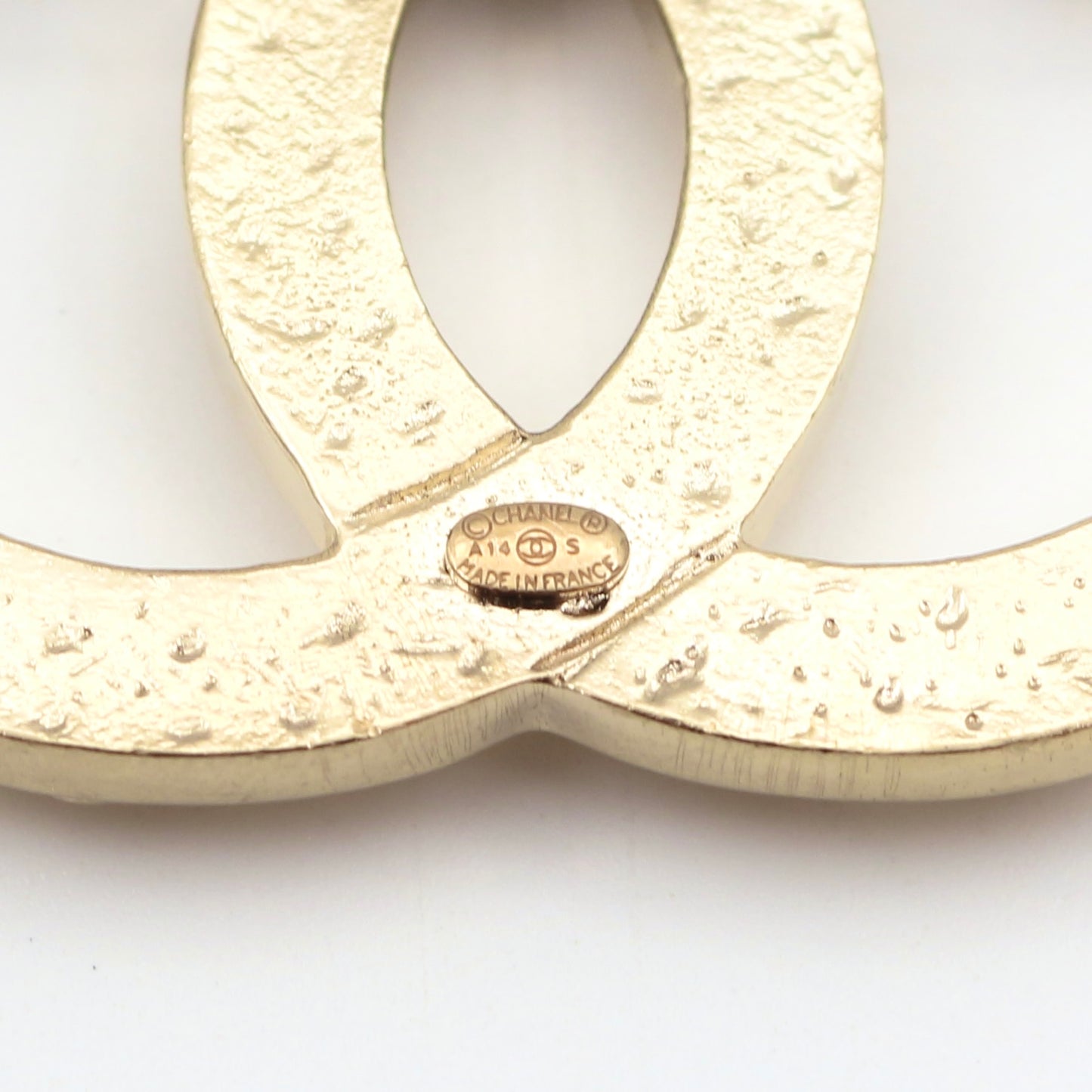CHANEL Chain-Embossed CC Brooch – Gold Tone A14S [Used]