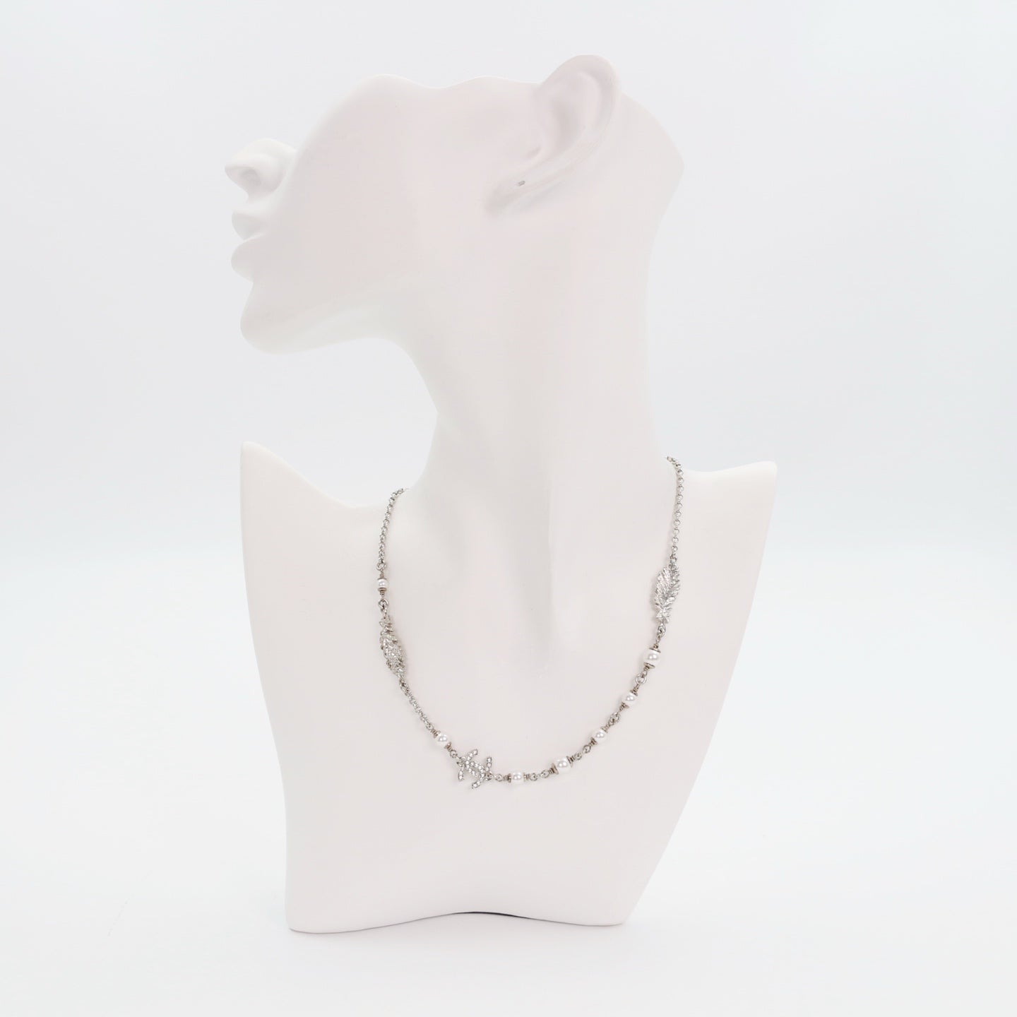 CHANEL Feather & CC Rhinestone Necklace – Silver (L25S) [Brand New]