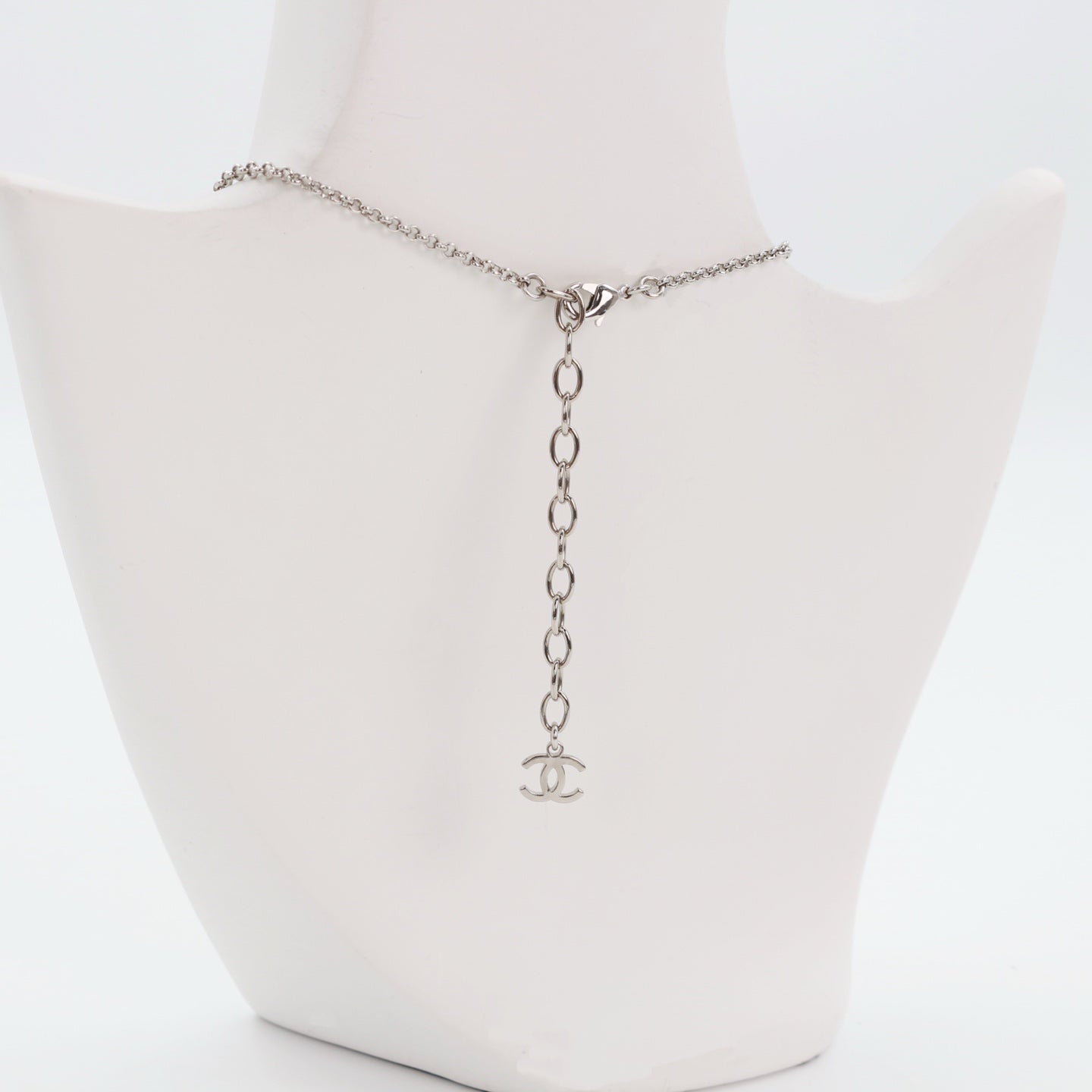 CHANEL Feather & CC Rhinestone Necklace – Silver (L25S) [Brand New]