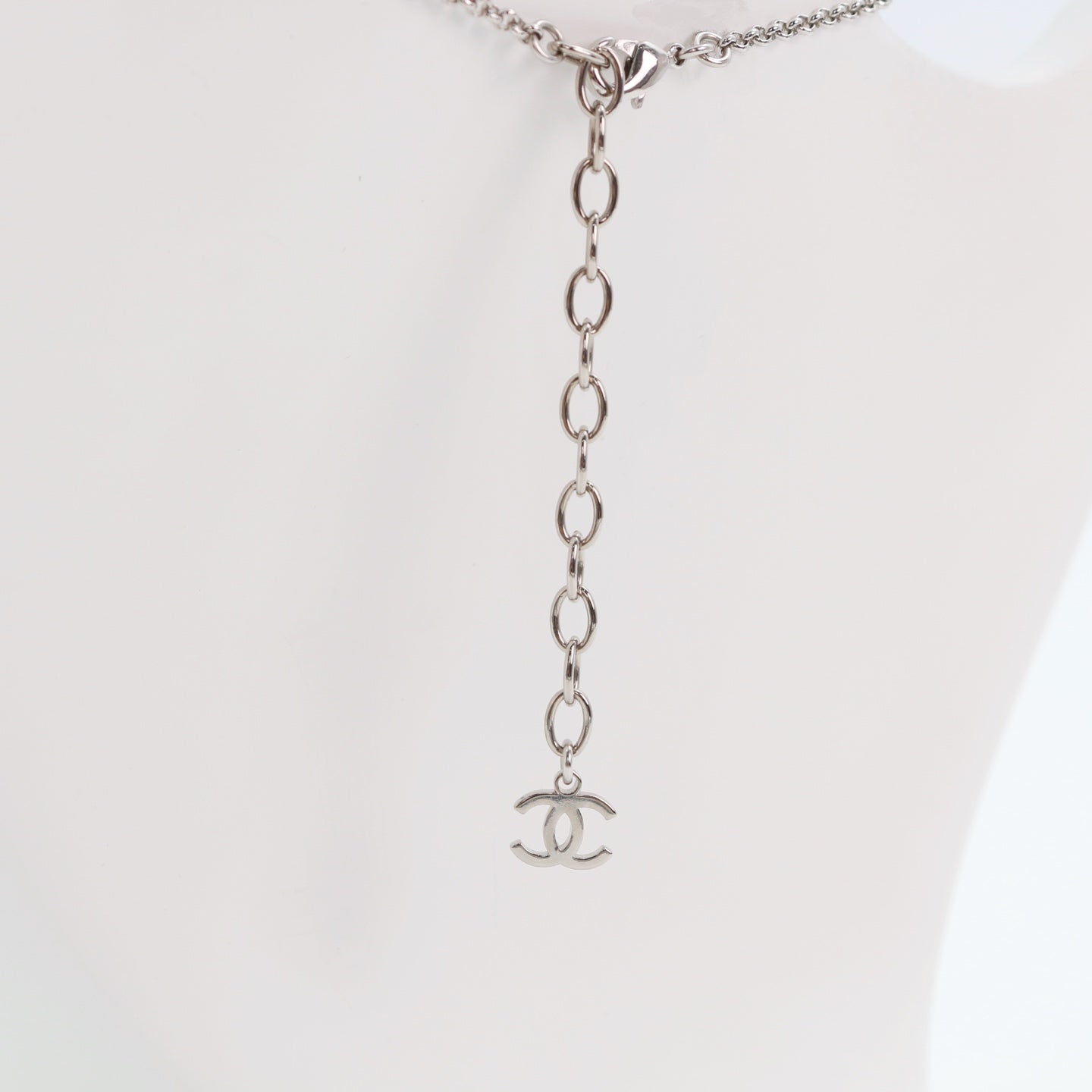 CHANEL Feather & CC Rhinestone Necklace – Silver (L25S) [Brand New]