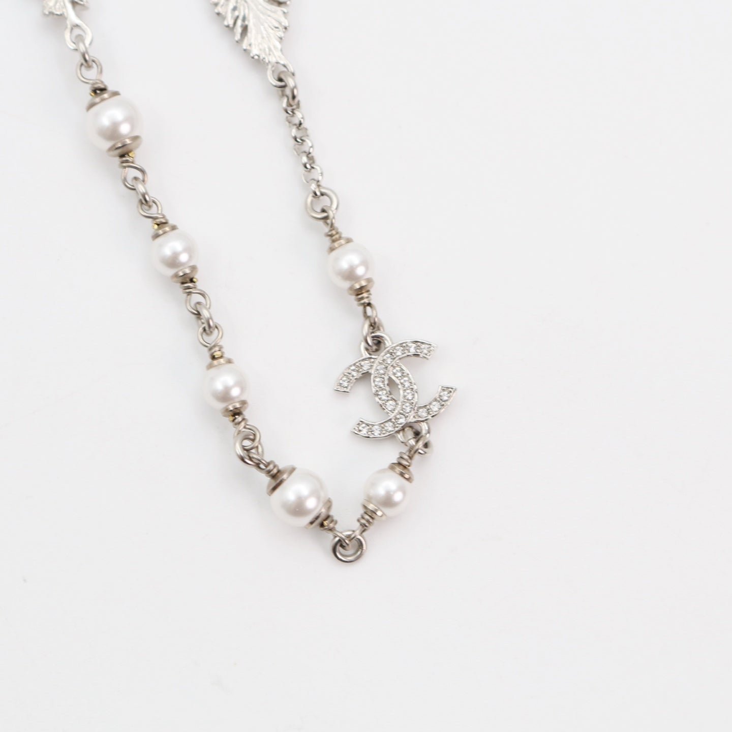 CHANEL Feather & CC Rhinestone Necklace – Silver (L25S) [Brand New]