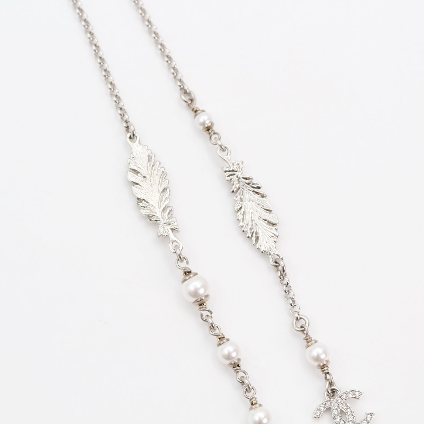 CHANEL Feather & CC Rhinestone Necklace – Silver (L25S) [Brand New]