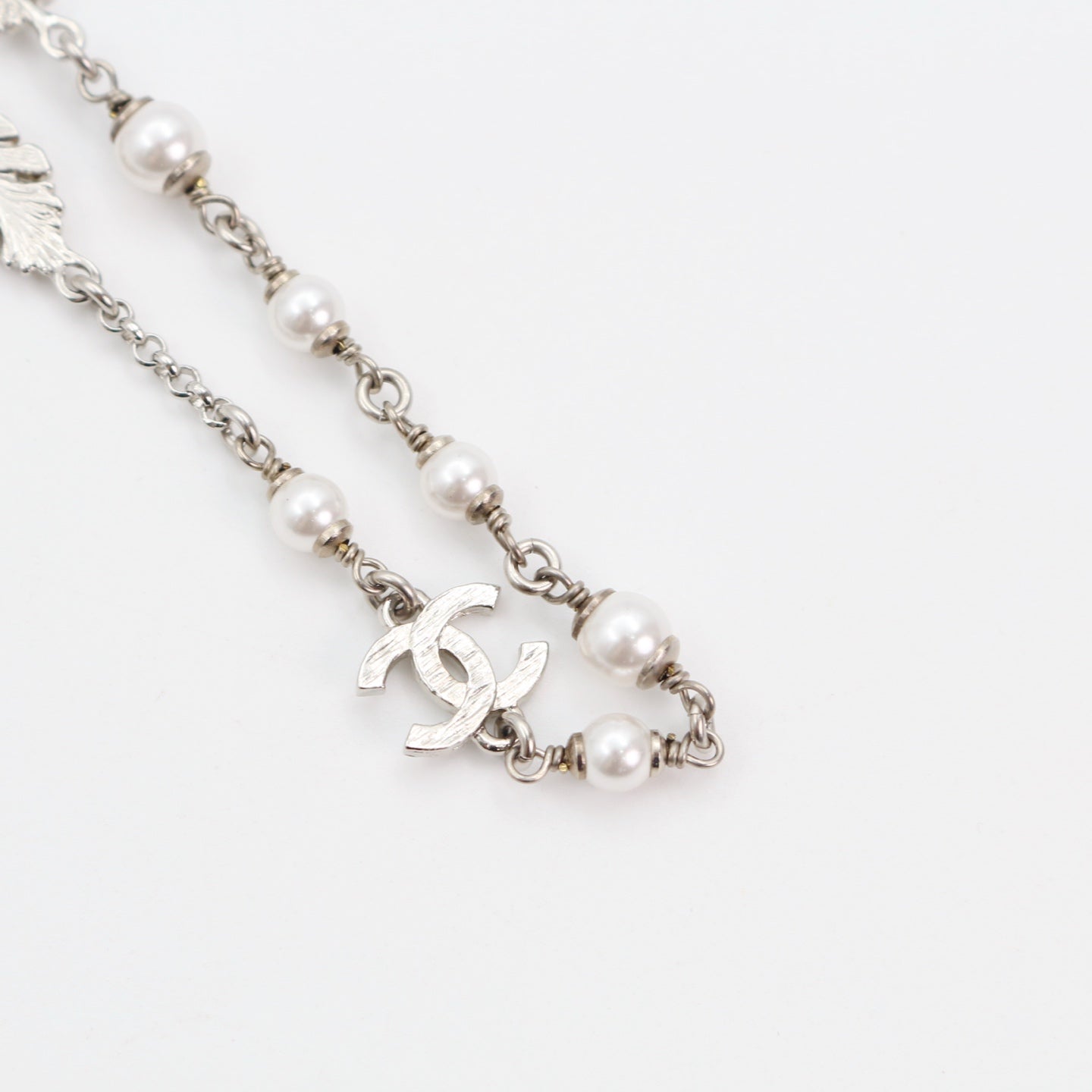CHANEL Feather & CC Rhinestone Necklace – Silver (L25S) [Brand New]