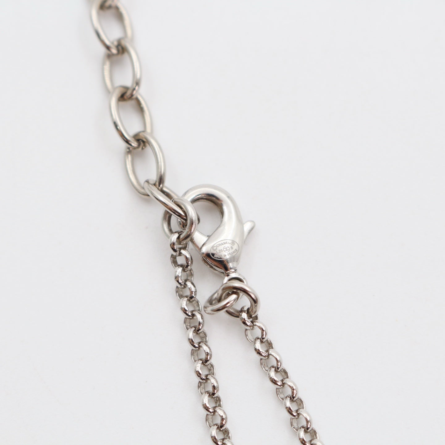 CHANEL Feather & CC Rhinestone Necklace – Silver (L25S) [Brand New]
