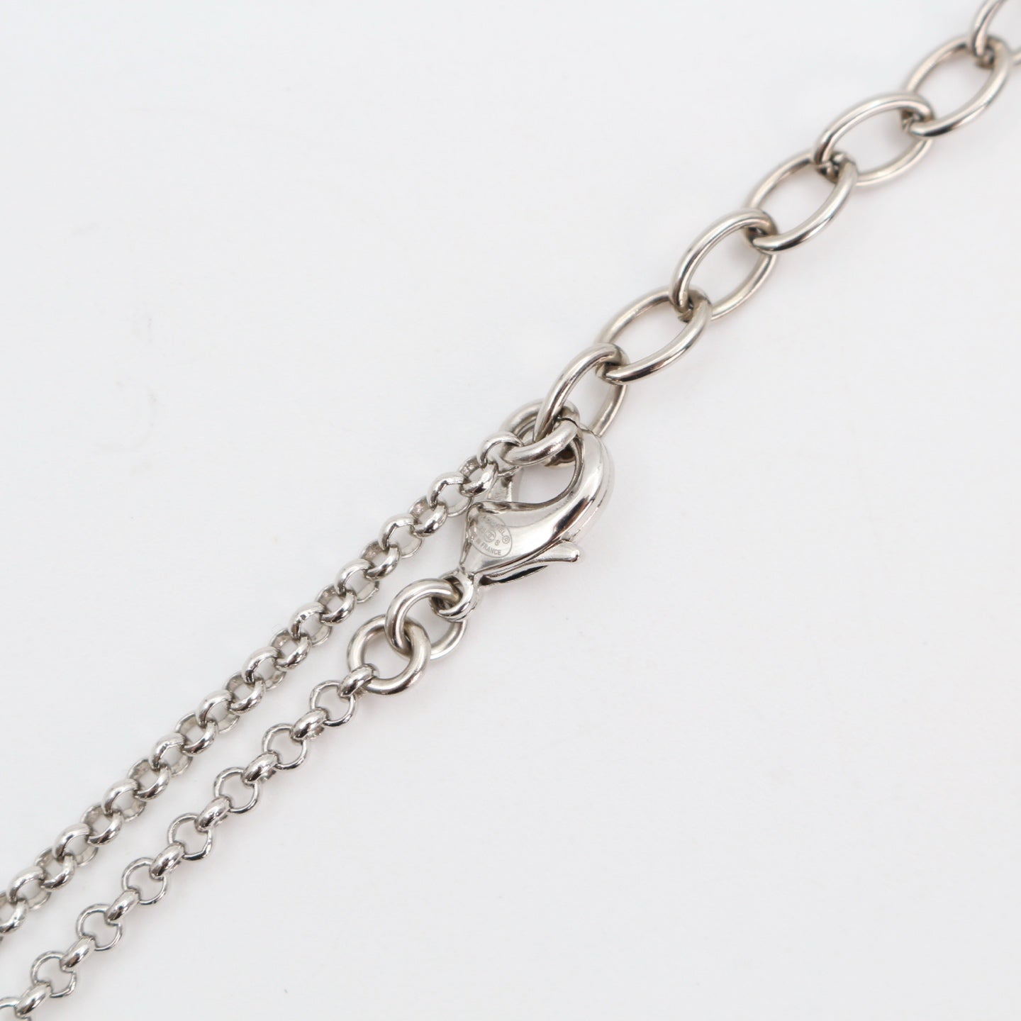 CHANEL Feather & CC Rhinestone Necklace – Silver (L25S) [Brand New]