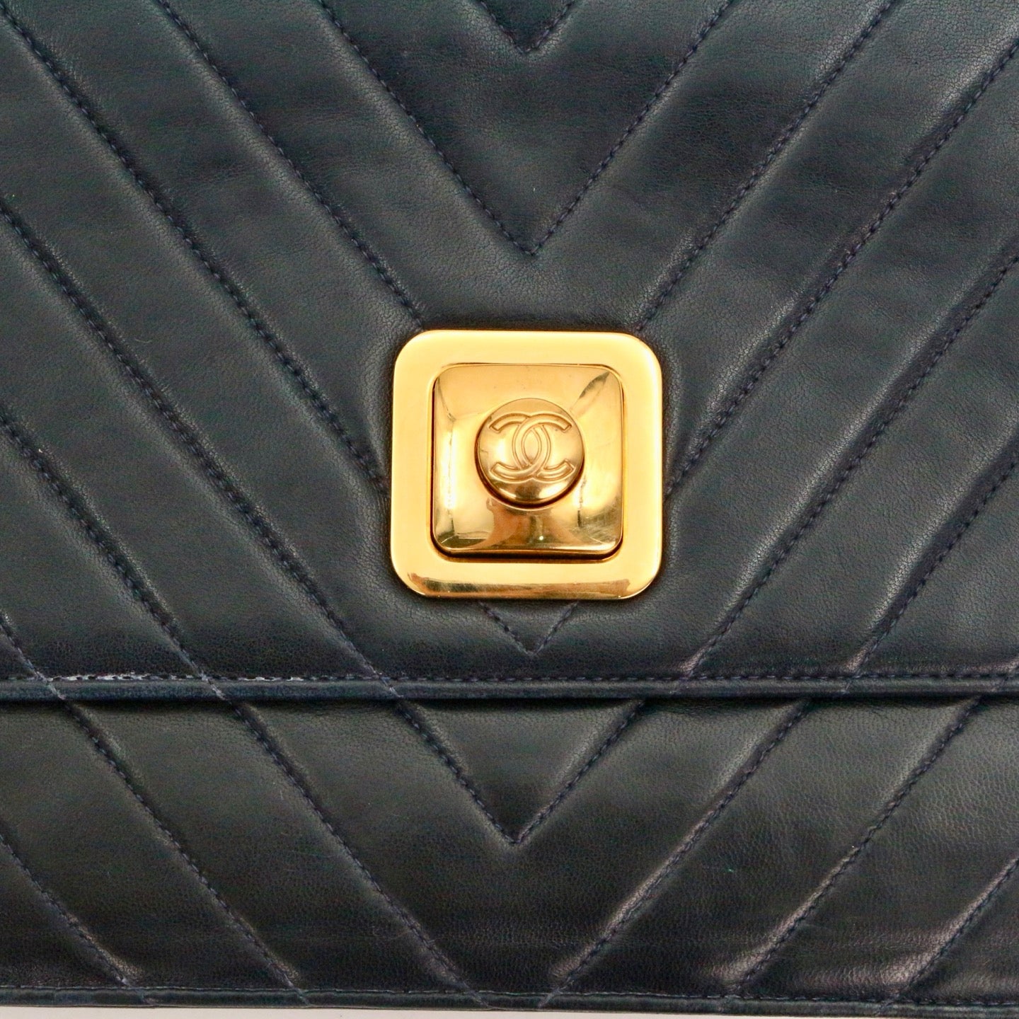 CHANEL Dark Navy Lambskin Chevron Chain Shoulder Bag with Gold Hardware [Used]