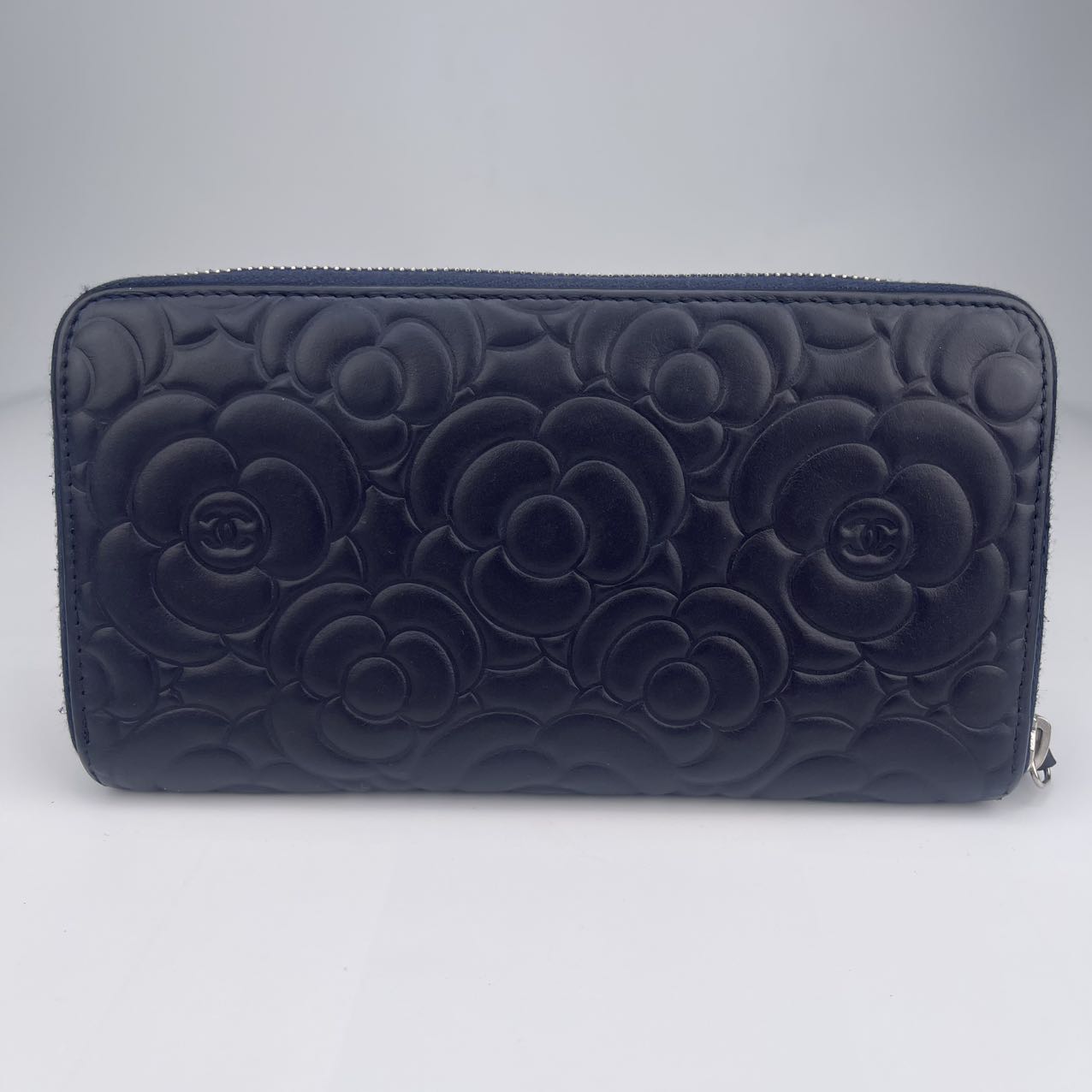 CHANEL dark blue lambskin camellia wallet [Used]