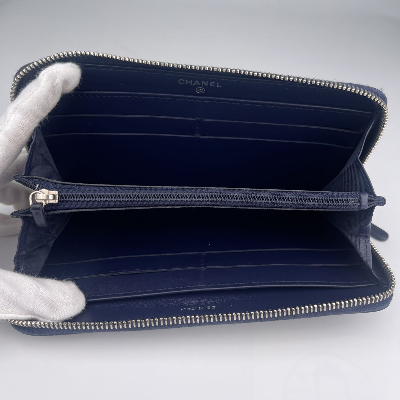 CHANEL dark blue lambskin camellia wallet [Used]