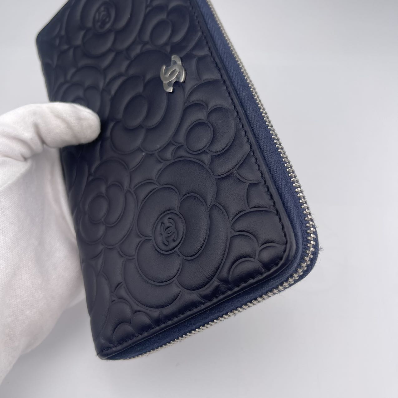 CHANEL dark blue lambskin camellia wallet [Used]