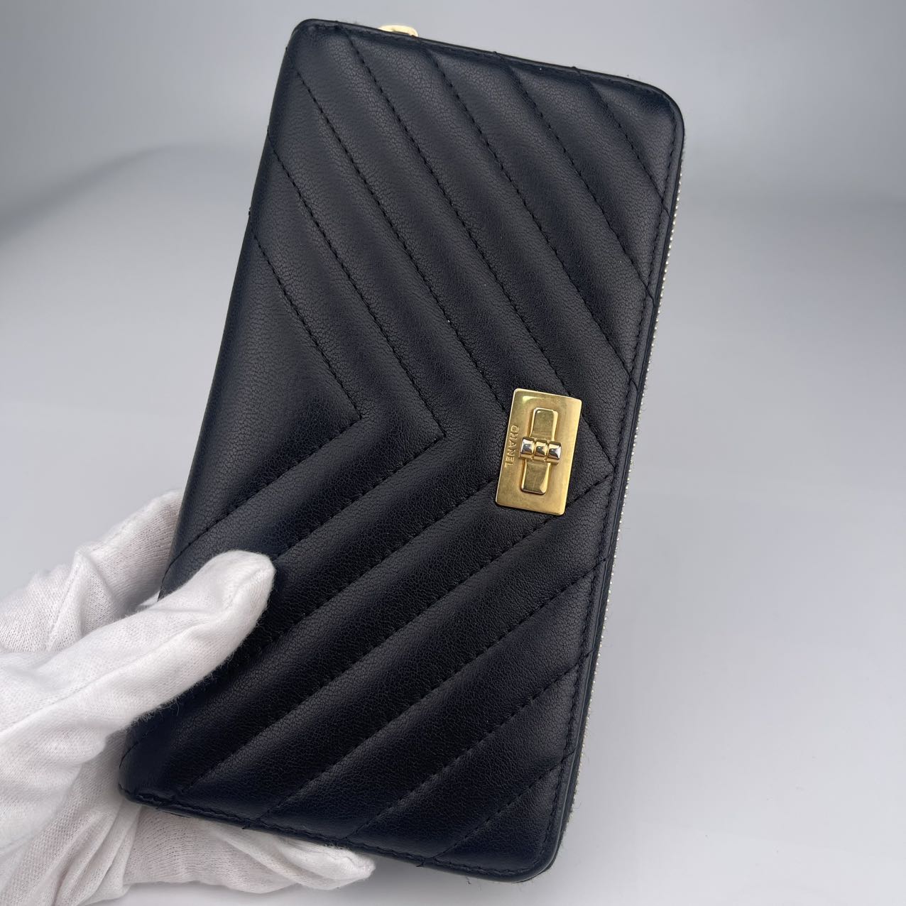 CHANEL Black V suteqchi calfskin wallet [Used]