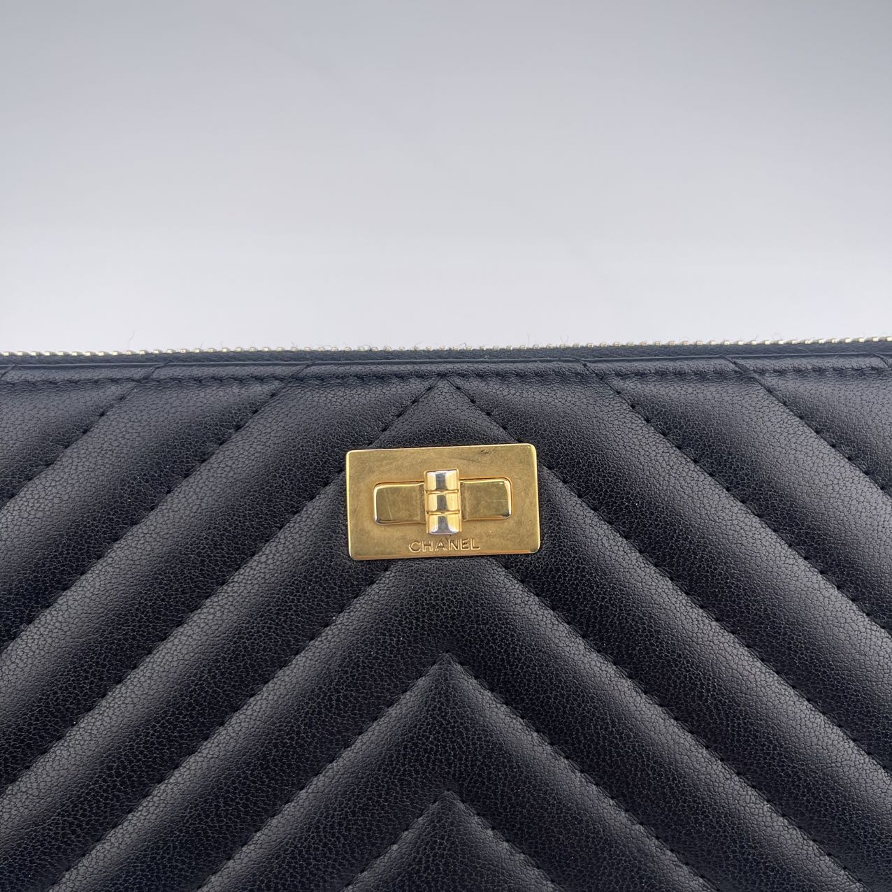 CHANEL Black V suteqchi calfskin wallet [Used]