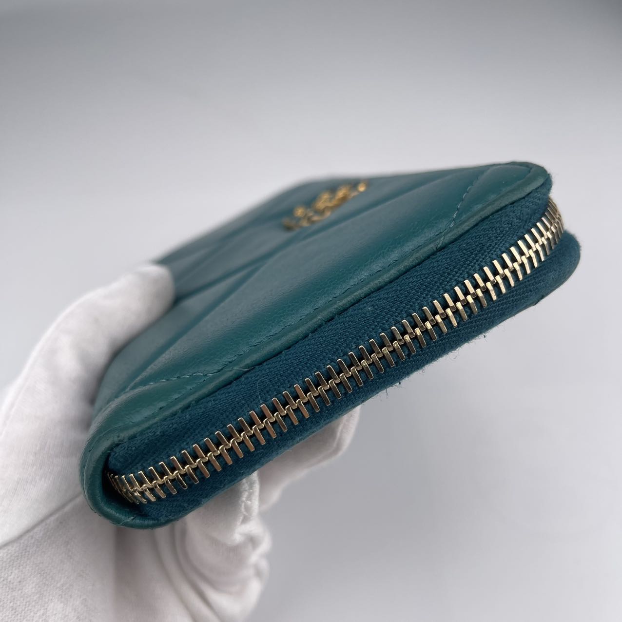 【レオ】CHANEL ビンテージウォレット Chanel Peacock Green Lambskin Zip Wallet Clutch [used] – Vintage Velaa