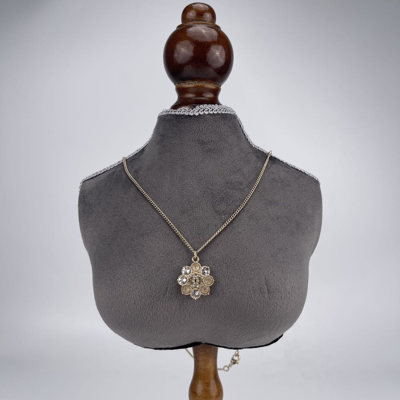 Chanel Flower Pendant Necklace with Diamonds[used]